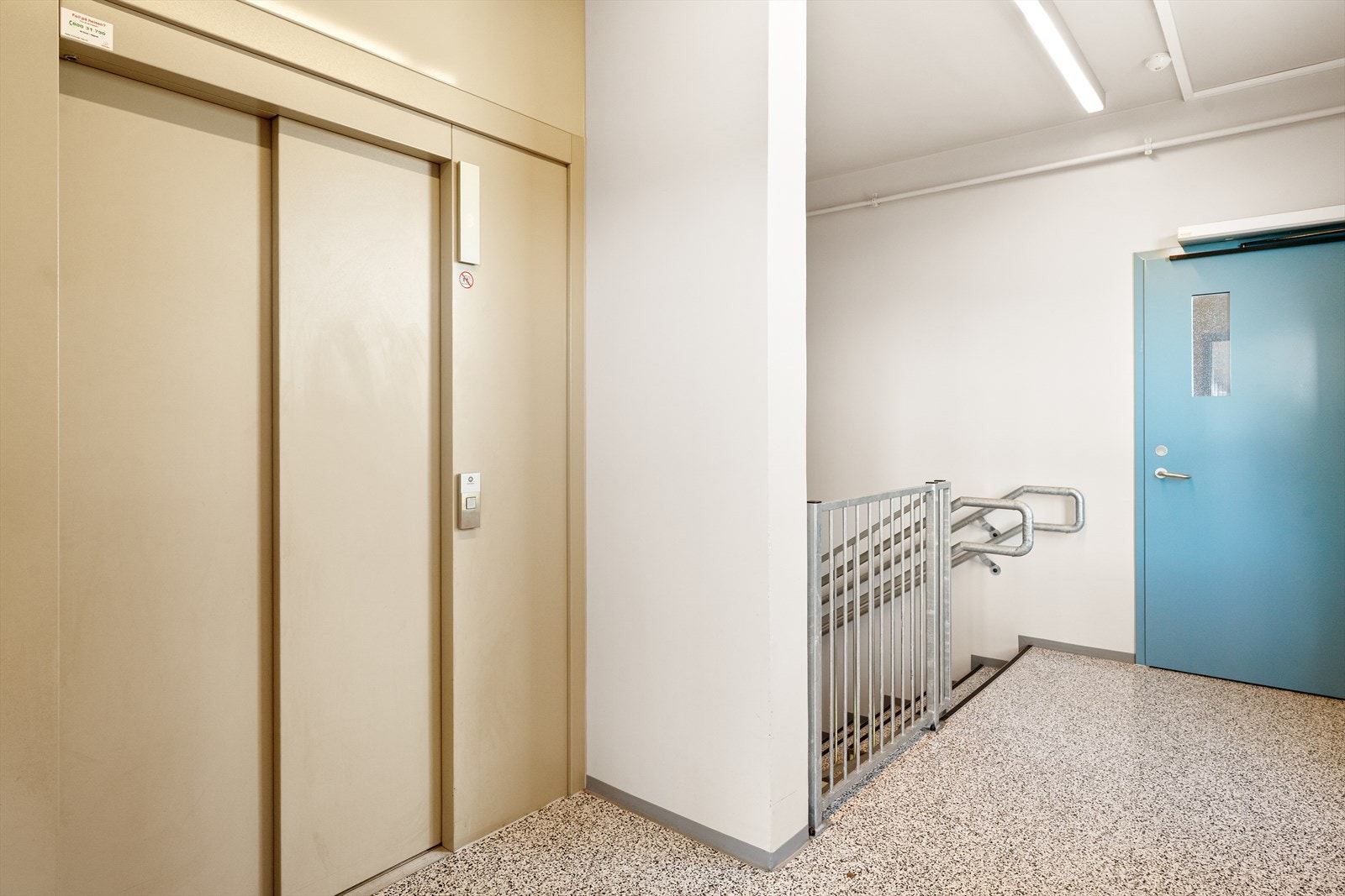 Bygget har heis som gir enkel adkomst fra garasjeanlegget og opp til leiligheten i 3. etasje. Galleribilde