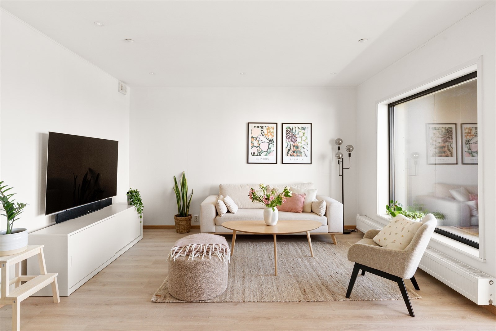Stuen har god plass til en romslig sofagruppe og oppvarmes med radiator tilknyttet fjernvarmeanlegget. Galleribilde