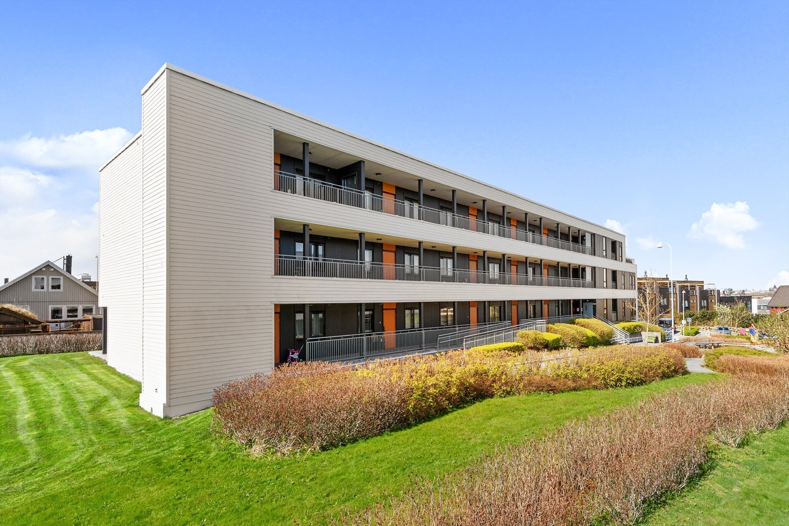 Bygget er fra 2014 og har en moderne arkitektur med fasadeplater og trekledning. Fasaden ble malt i 2021. Galleribilde