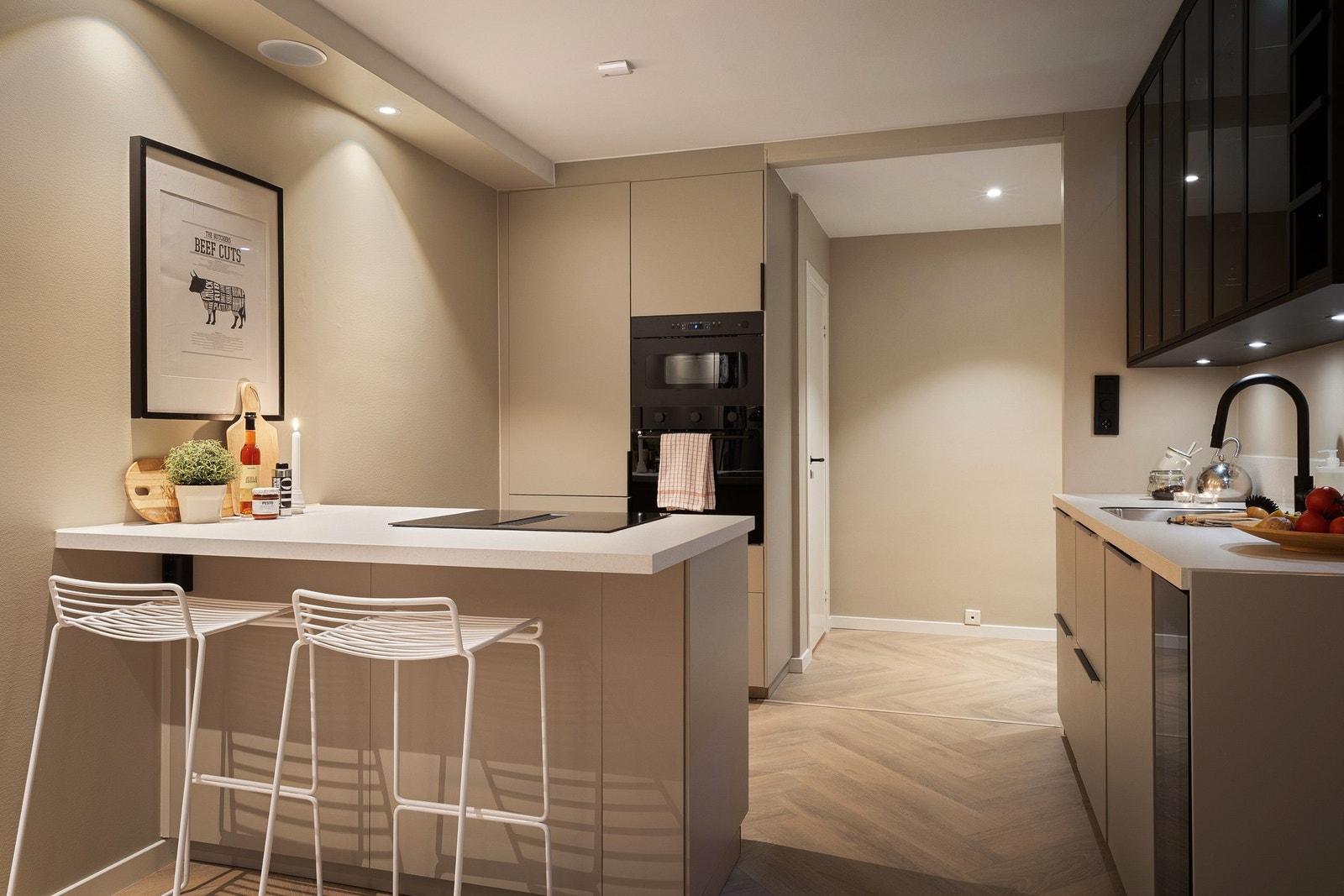 Kjøkkenet er nytt i 2026 og levert med innredning fra Ikea og overskap fra Epoq. Dette er et svært lekkert og moderne kjøkken, med glatte fronter, benkeplate og nedfelt utslagsvask Galleribilde