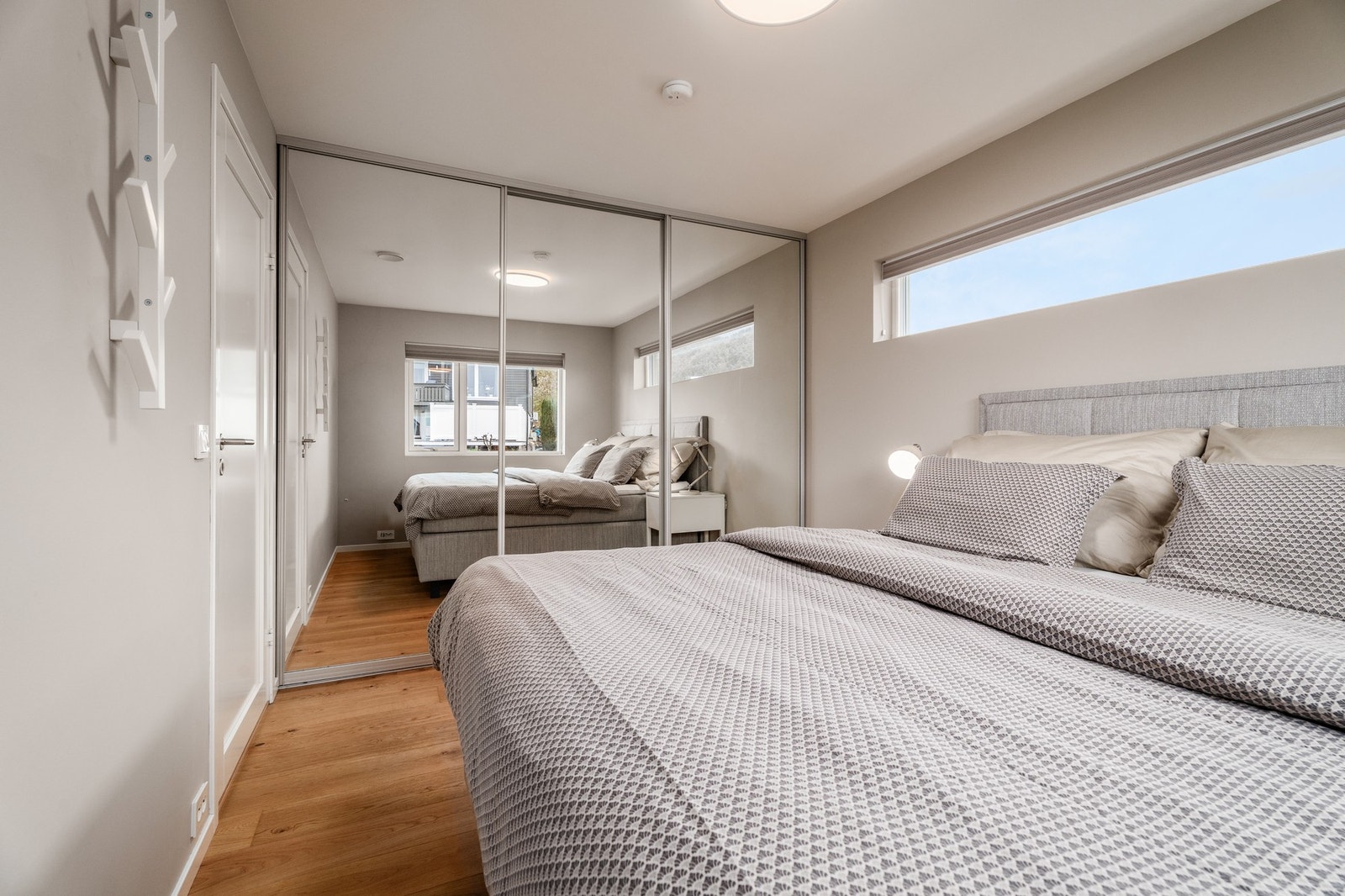 Hovedsoverom i en behagelig og naturfarget nyanse på veggflater, samt en romslig
skyvedørsgarderobe med speilfronter. Galleribilde