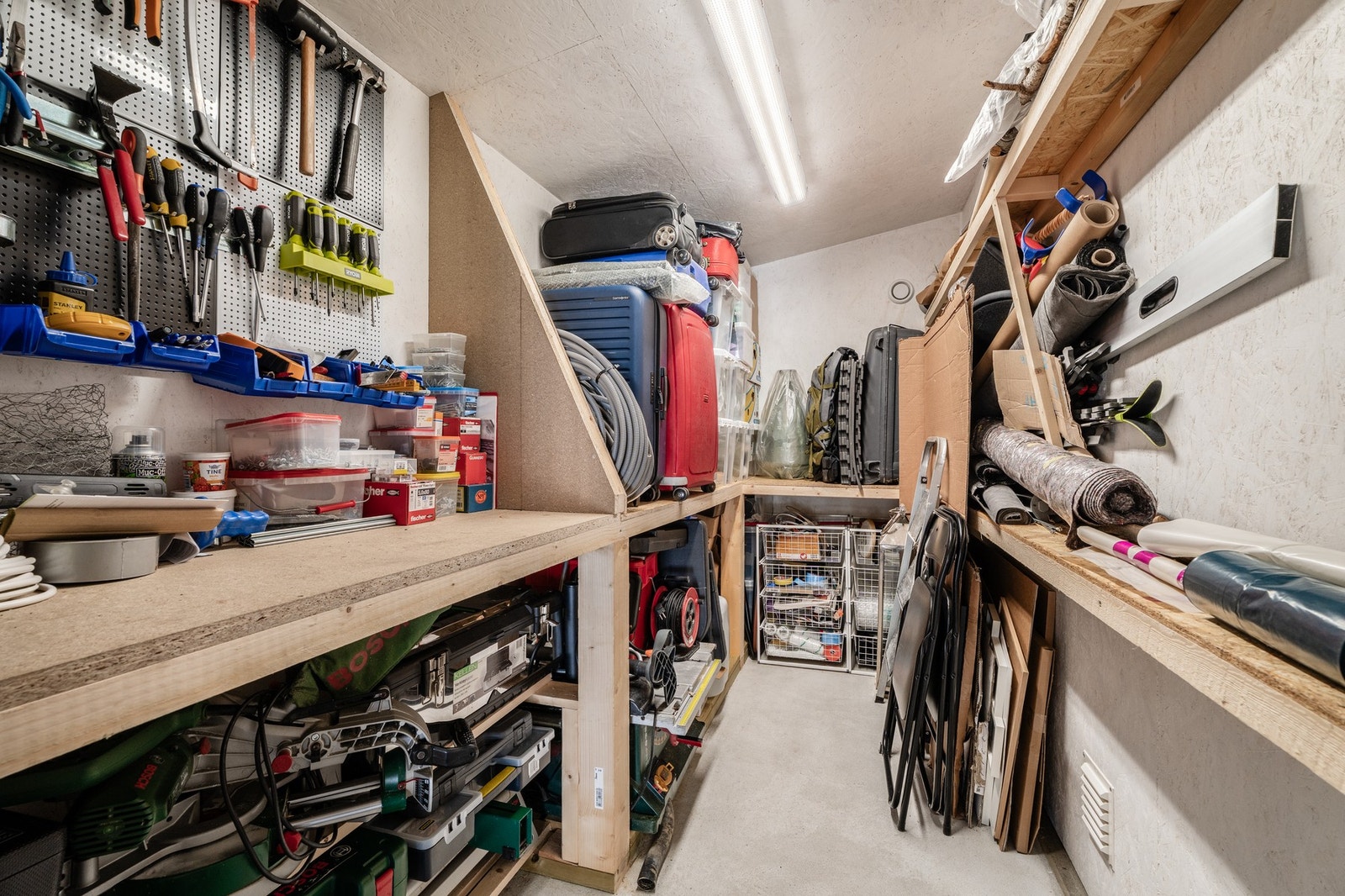 Her er det orden i systemet i en meget praktisk og funksjonell bod som far disponerer. Galleribilde