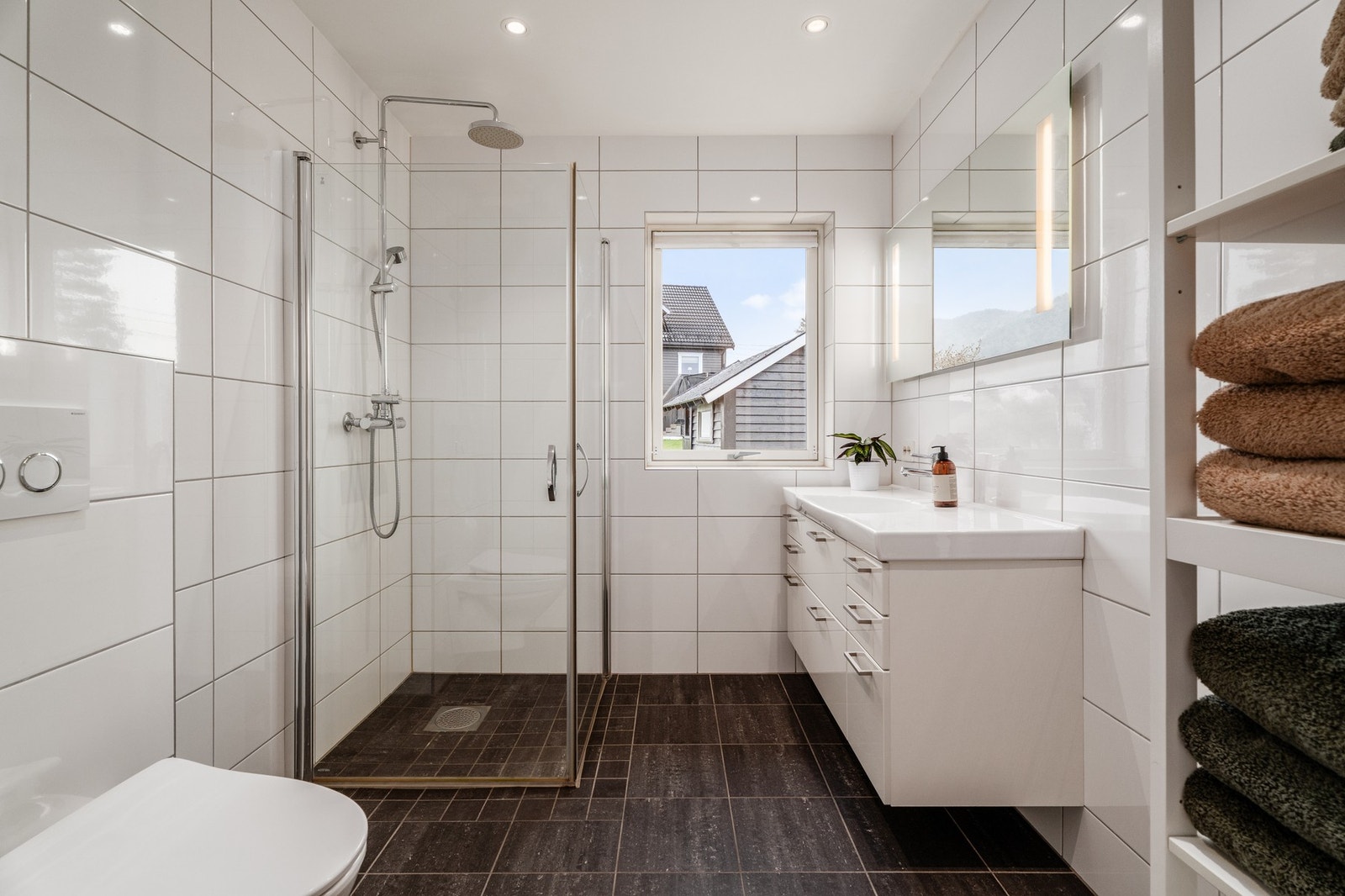 Badet i hovedetasjen har innredning fra Norema og dusjnisje med foldedører. Galleribilde