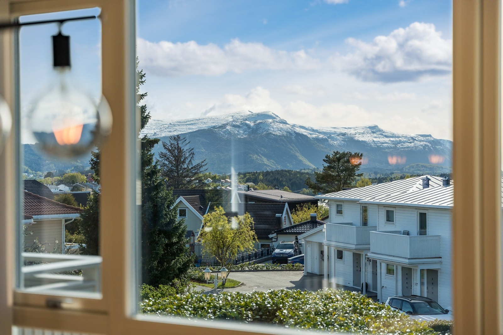 Dette er litt av utsikten og nabolaget du får her på Blindheimshaugen 2OA Galleribilde