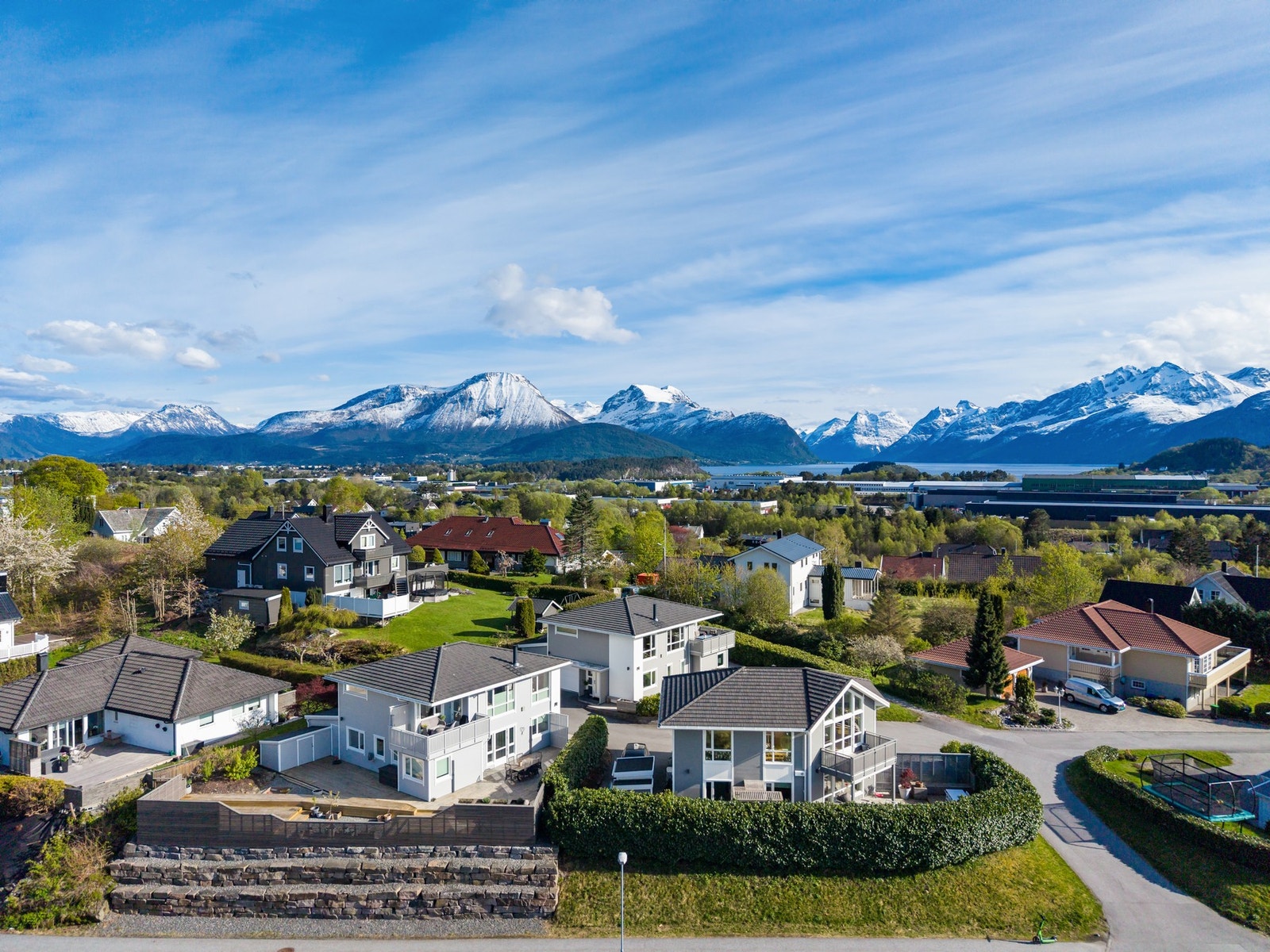 I området er det blant annet dagligvarebutikker, treningssenter, bensinstasjon, attraktivt idrettsanlegg og mange fine turområder, både langs sjøen men også på fjellet. Galleribilde