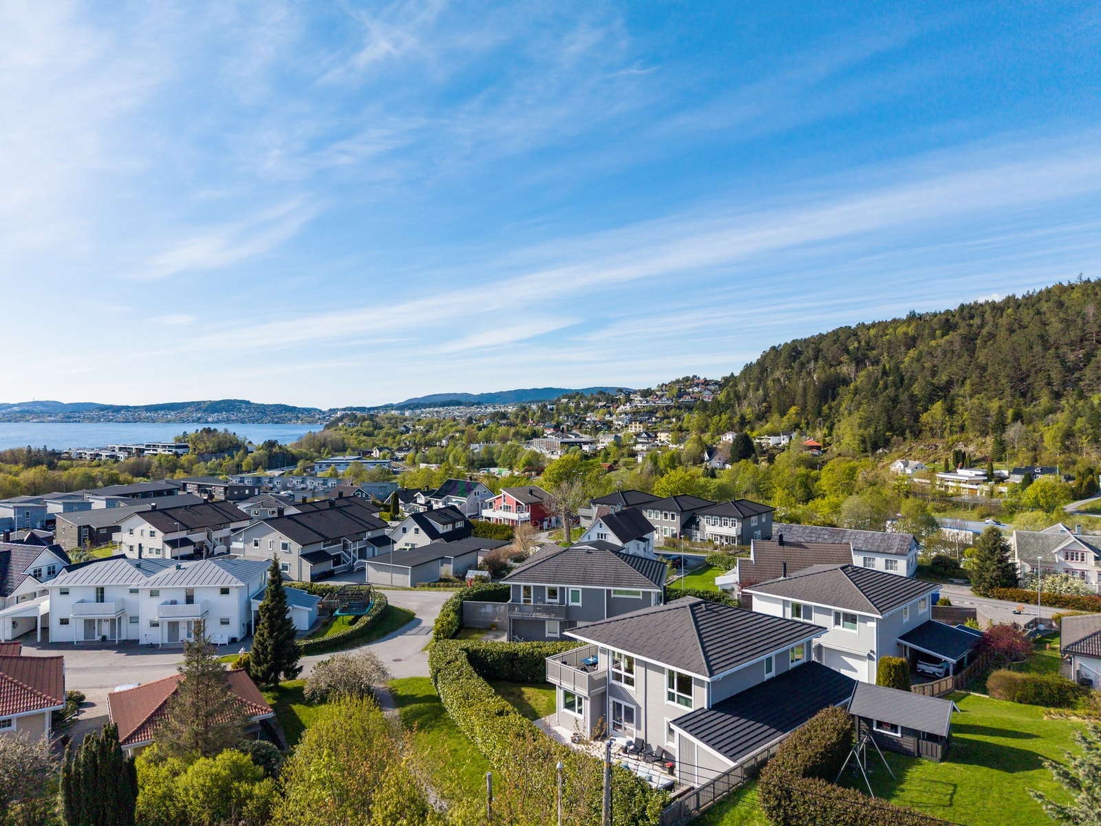 Og her ser du nabolaget, til barneskolen er det ca 1,5 km og det finnes flere barnehager i området. Galleribilde