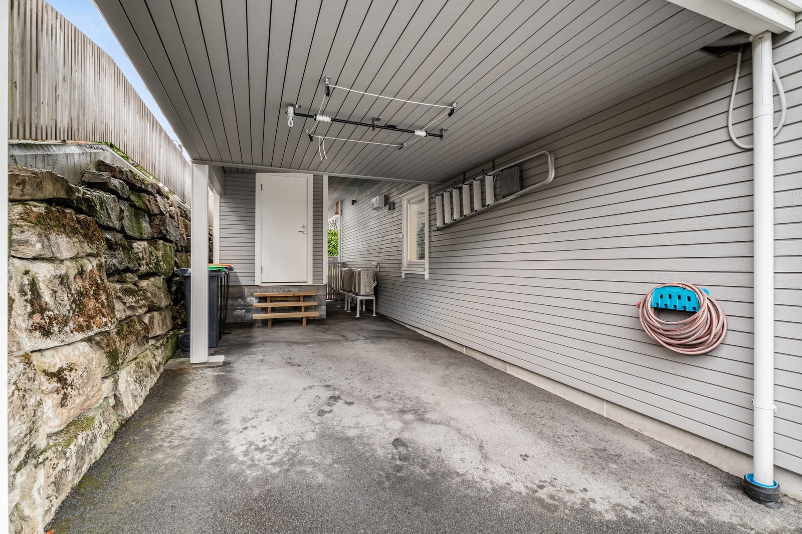 I bakkant av carporten har du bod med støpt gulv på anslagsvis 6 kvm. Boden har lys og strøm. Carporten har et areal på ca 18 kvm. Galleribilde