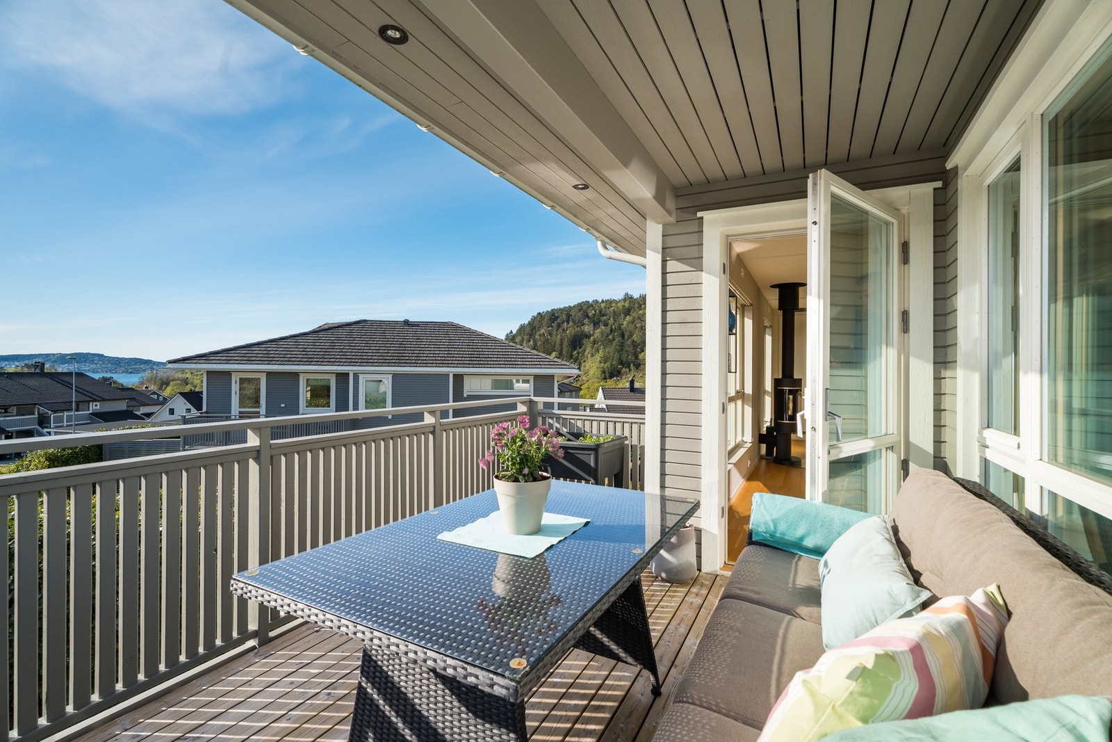 På denne deilige og solrike verandaen får du nesten feriefølelsen i ditt eget hjem. Legg også merke til utebelysningen som er sensorstyrt. Galleribilde