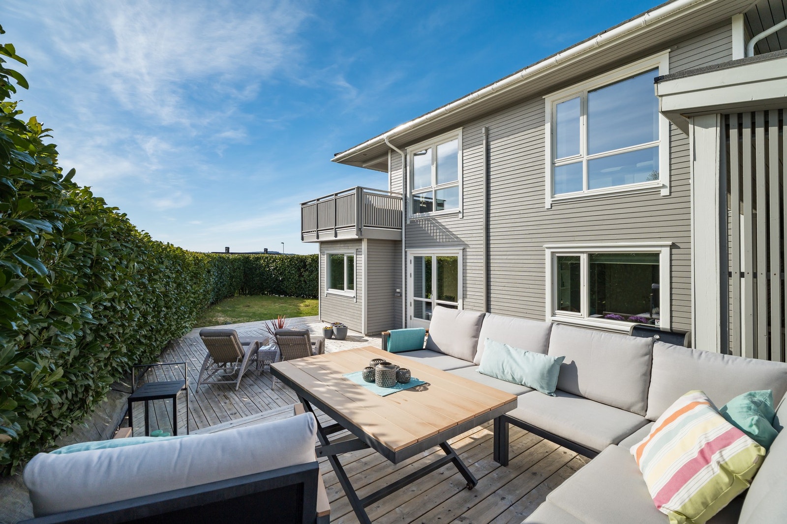 Du kan nyte late sommerdager her, og det beste av alt er at både boligen, terrassen og grøntarealene krever lite vedlikehold. Du vil få tid til å nyte livet akkurat her. Galleribilde