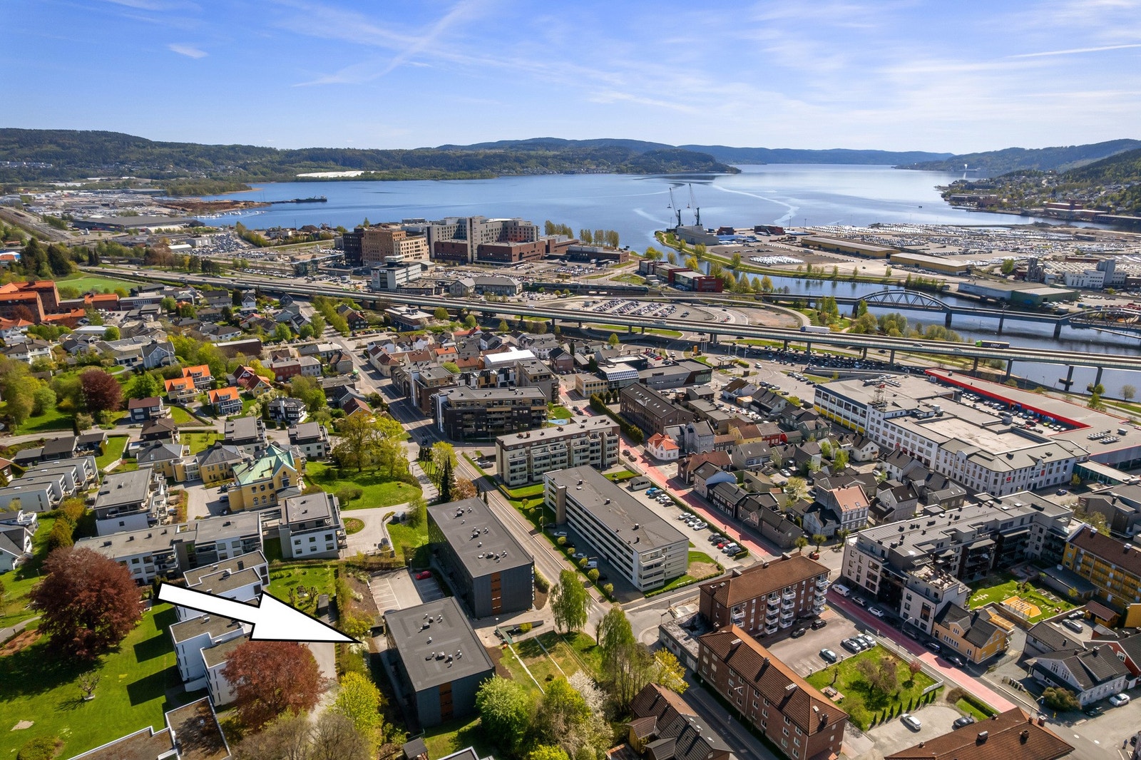 Leiligheten har utmerket plassering på Bragernes i Drammen, med umiddelbar nærhet til gågatene, flere kjøpesentre og torget med sitt yrende folkeliv. Galleribilde