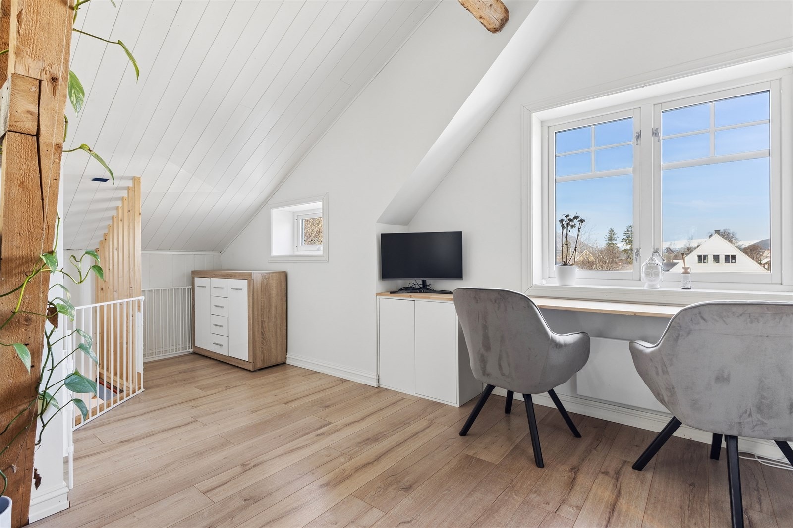 Lys og trivelig loftstue Galleribilde