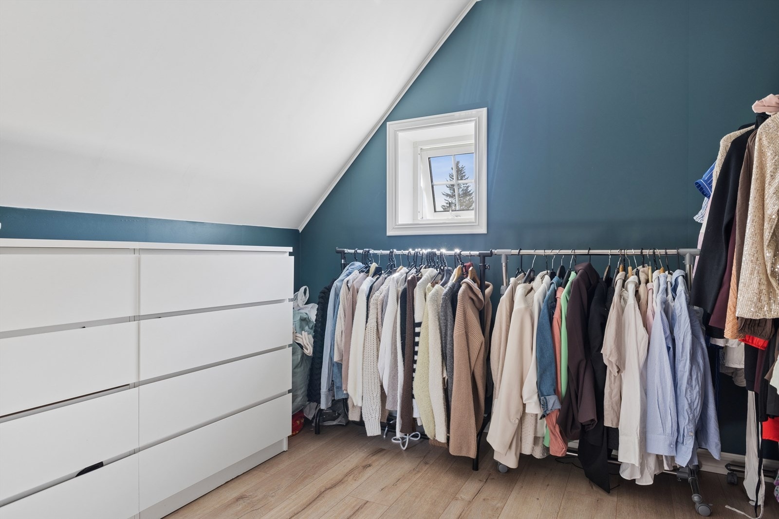 Walk-in-garderobe i tilknytning til hovedsoverommet Galleribilde