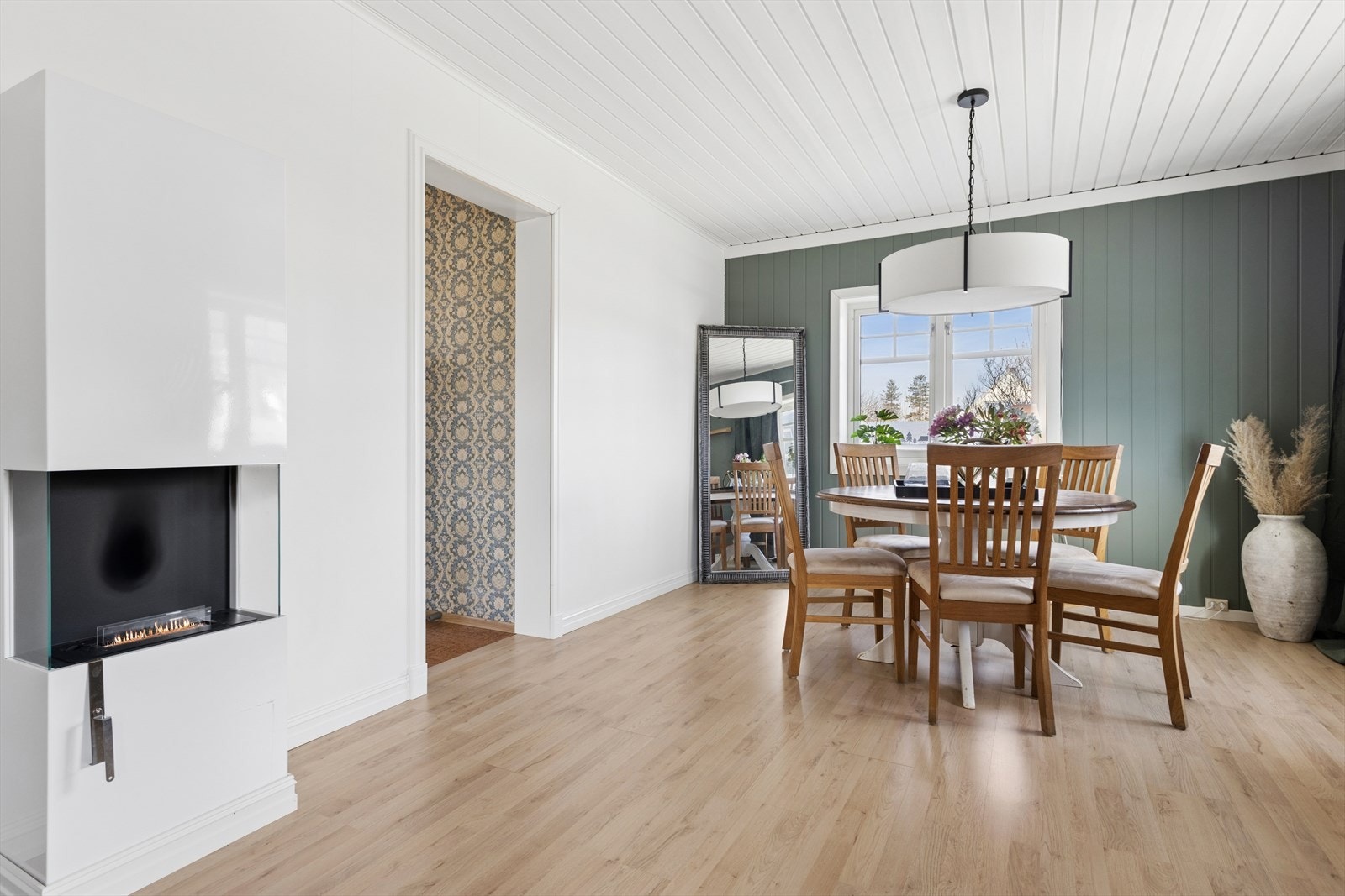 Stuen har en tenderflame ovn som gir både varme og god atmosfære Galleribilde