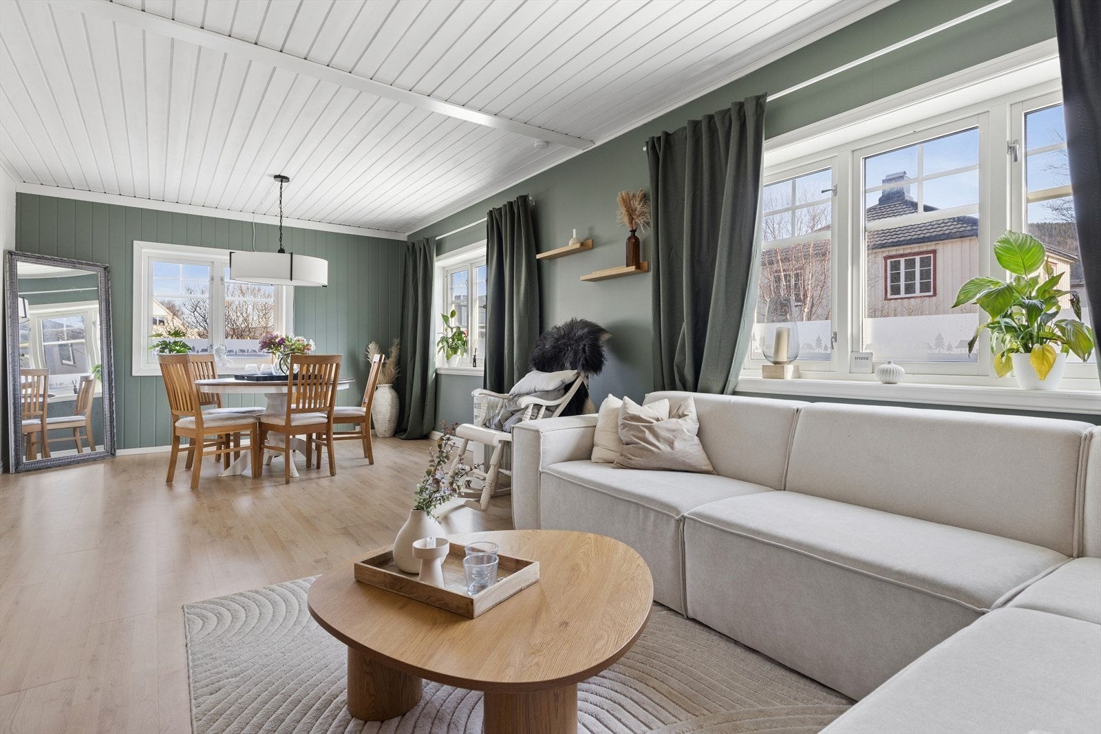 Stue har til flere store vindusflater som slipper inn naturlig lys. Galleribilde