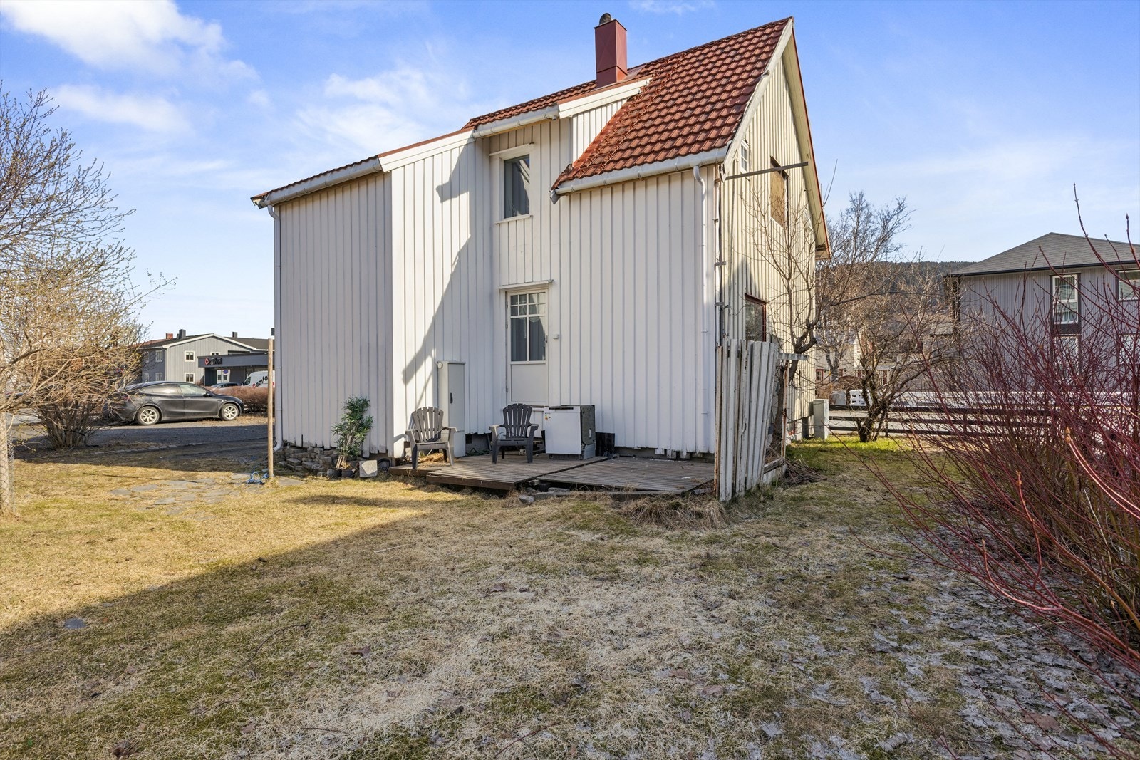 Eiendommen har en romslig tomt delvis opparbeidet med plen. Den gir gode muligheter for utendørs aktiviteter. Galleribilde