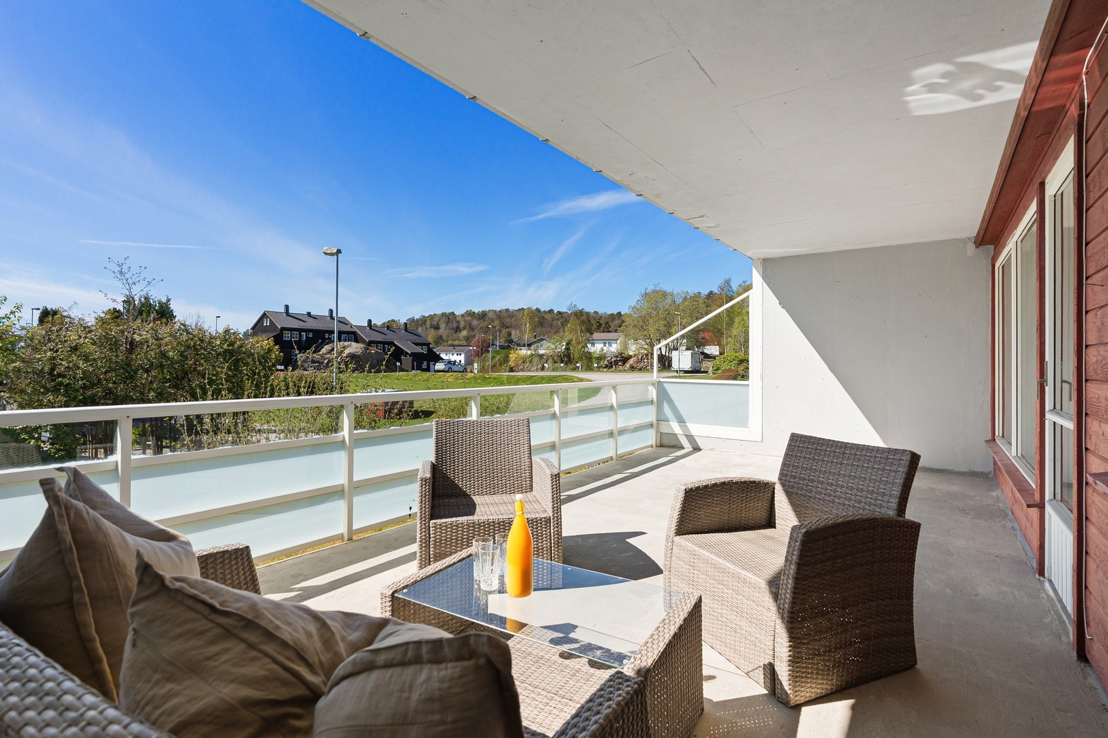 Utgang til en stor, sydvendt terrasse med svært gode solforhold - et perfekt sted å nyte varme dager og lange sommerkvelder Galleribilde