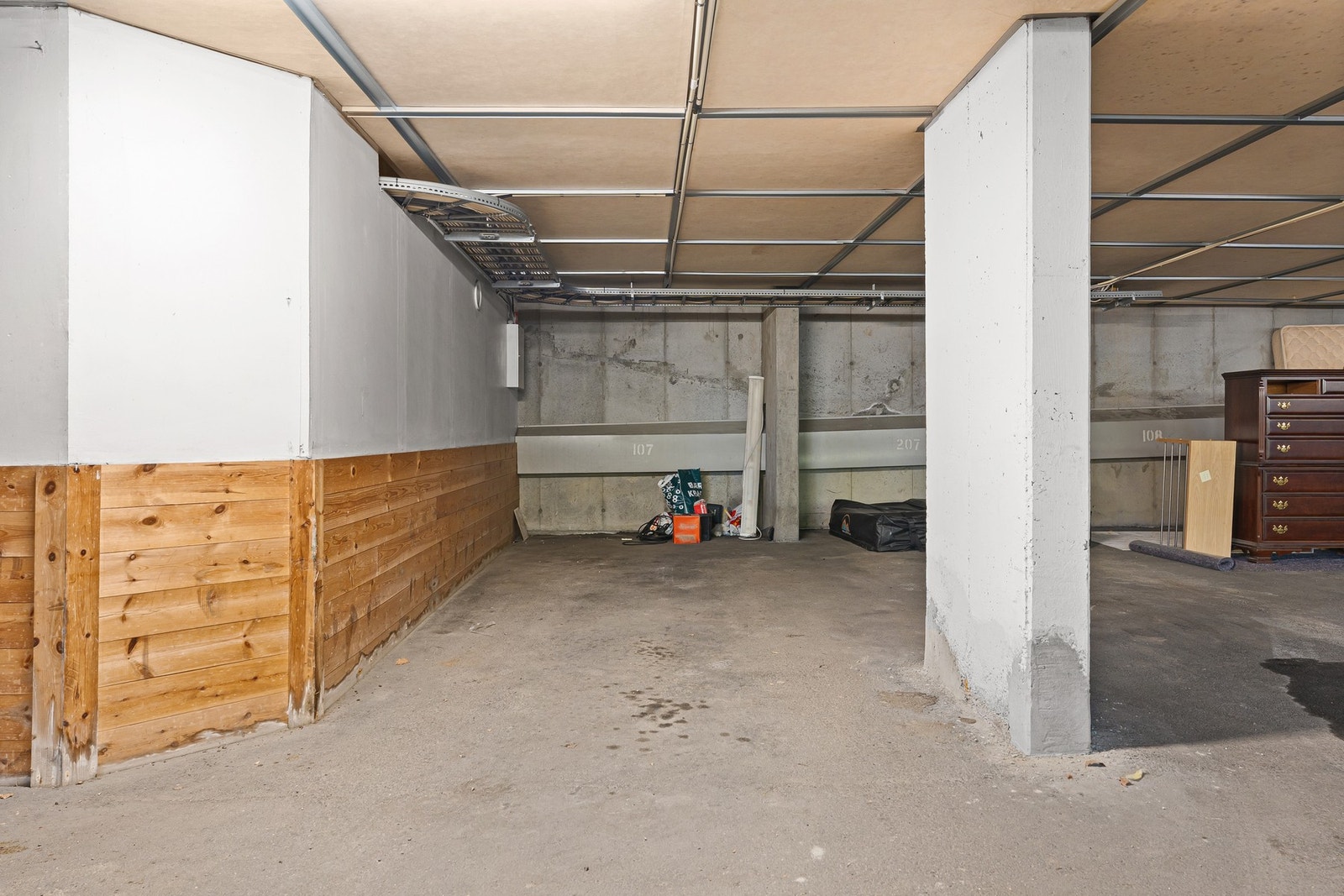 Egen fast parkeringsplass i lukket garasjeanlegg. Det er også flere gjesteparkeringsplasser utenfor inngangspartiet. Galleribilde