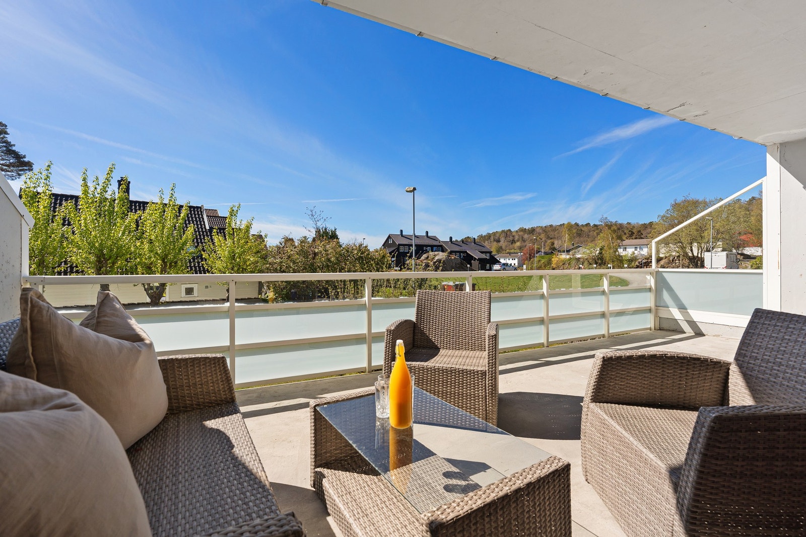 Stor, solrik og usjenert terrasse på hele 24 kvm - her er det god plass til utemøbler, grill og annen møblement. Galleribilde