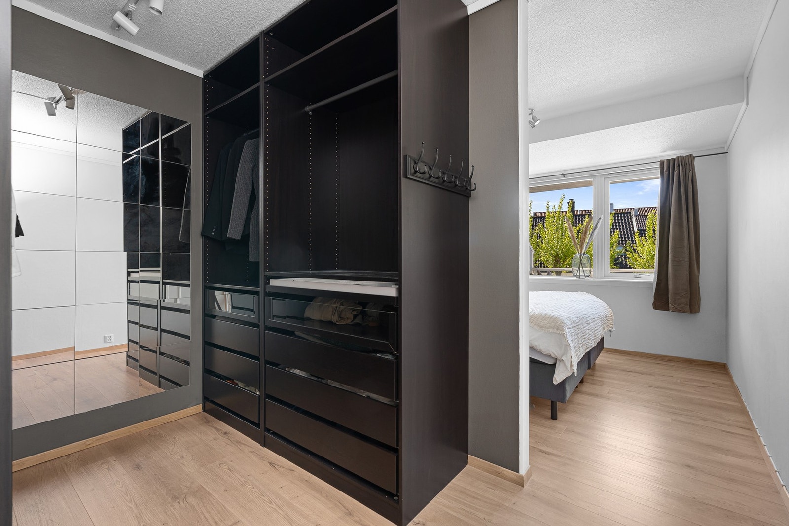 Stort og flott soverom med walk-in-garderobe Galleribilde