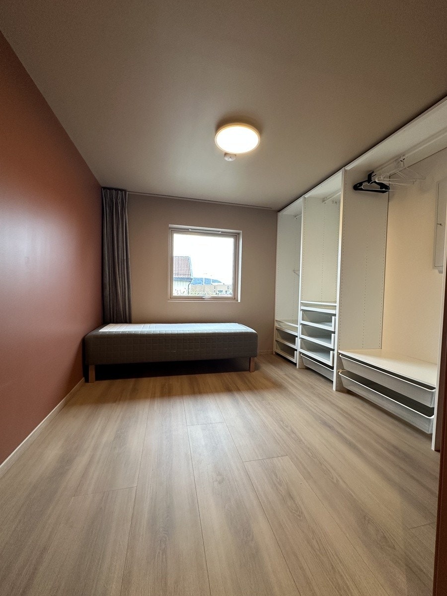 Ledig rom med romslig garderobe. Galleribilde