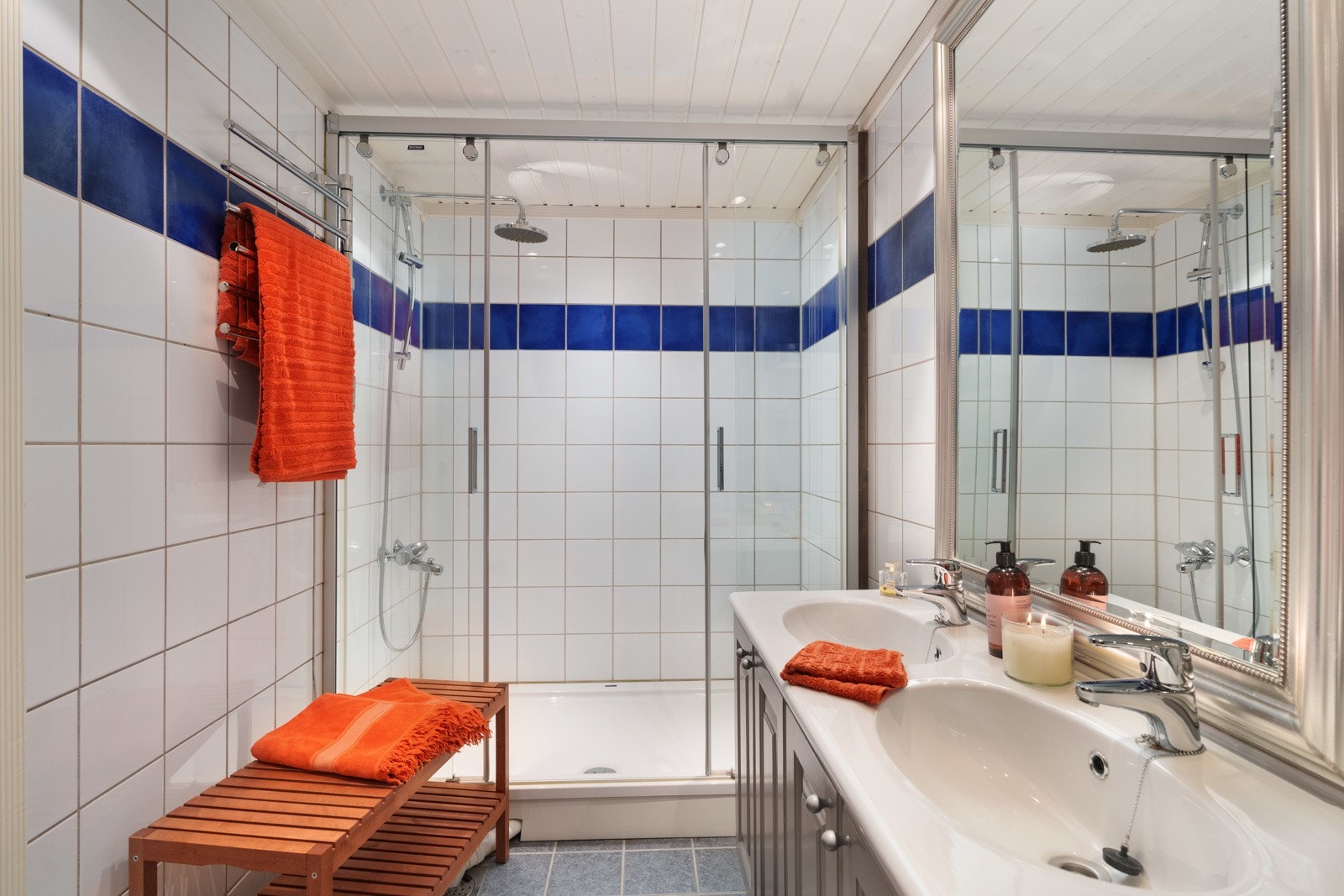 Badet har flislagte vegger og gulv Galleribilde