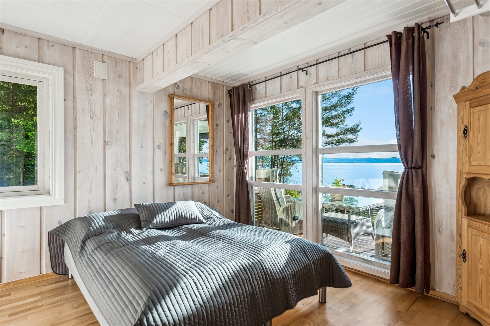 Hovedsoverommet har store vinduer mot terrassen og Mjøsa! Galleribilde