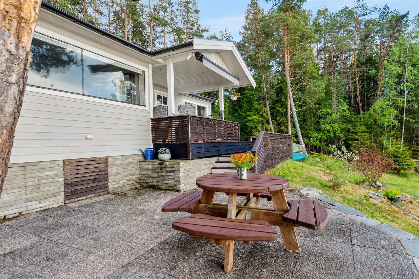 Flotte uteplasser på hyttas vestside, mot Mjøsa. Galleribilde