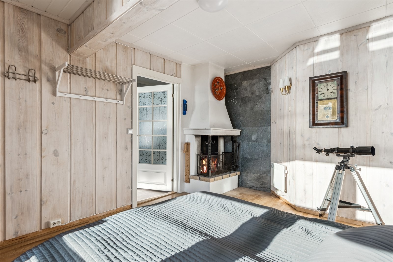 På hovedsoverom er det også peisinnsats. Galleribilde