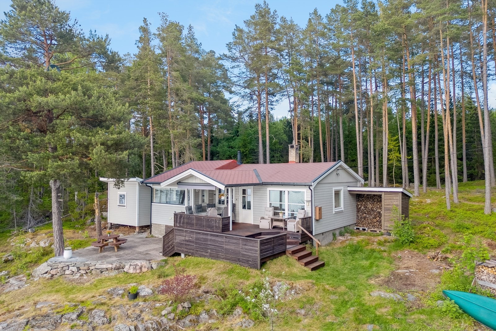 Vestvendt terrasse gir gode muligheter for solrike dager og hyggelige kvelder utendørs. Galleribilde