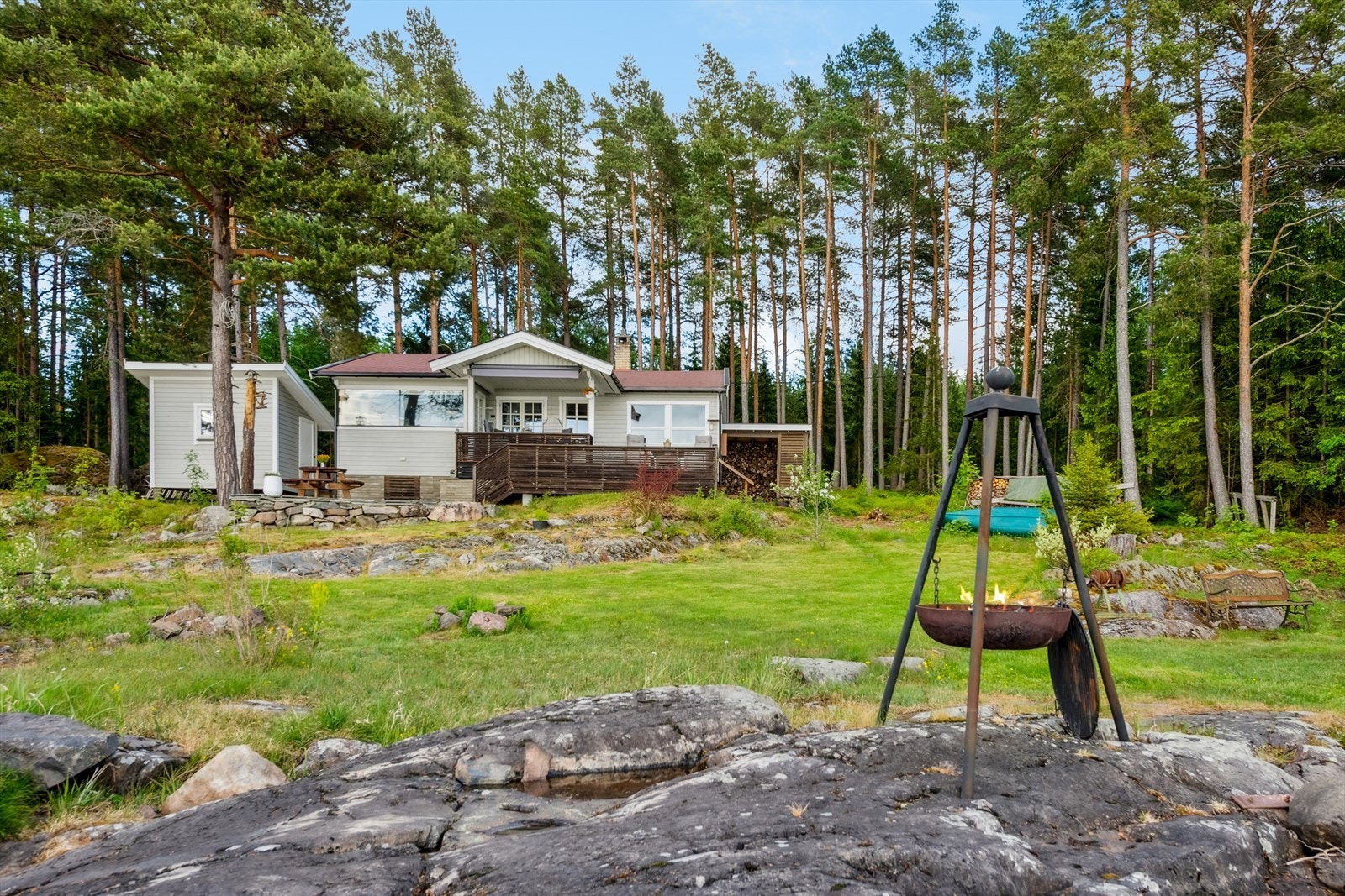 Pent opparbeidet eiendom med noe plen og i stor grad naturtomt! Galleribilde