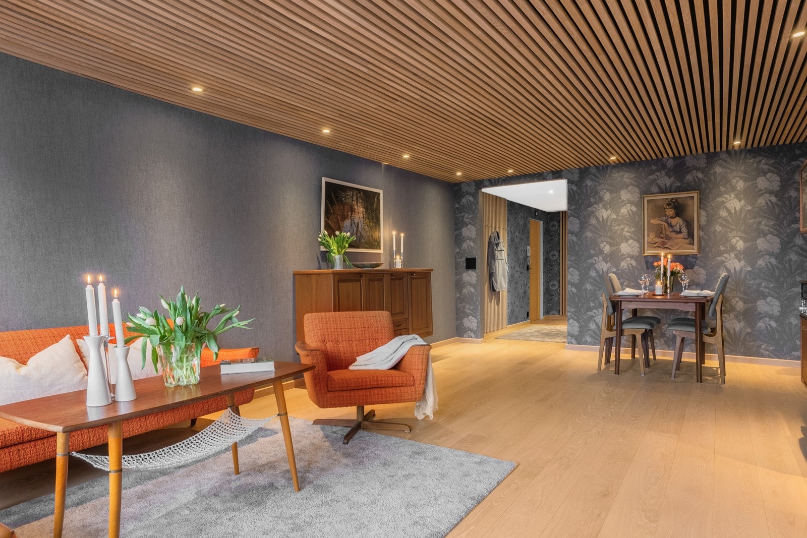 Planløsningen gir åpne og lyse rom med moderne innredninger, stilige detaljer og utstrakt bruk av downlights. Galleribilde