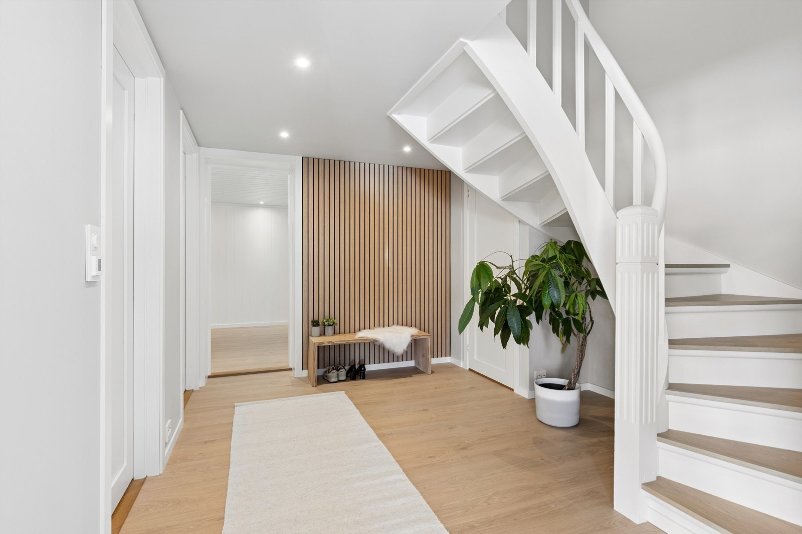 Entré og underetasje som disponeres av hoveddel Galleribilde