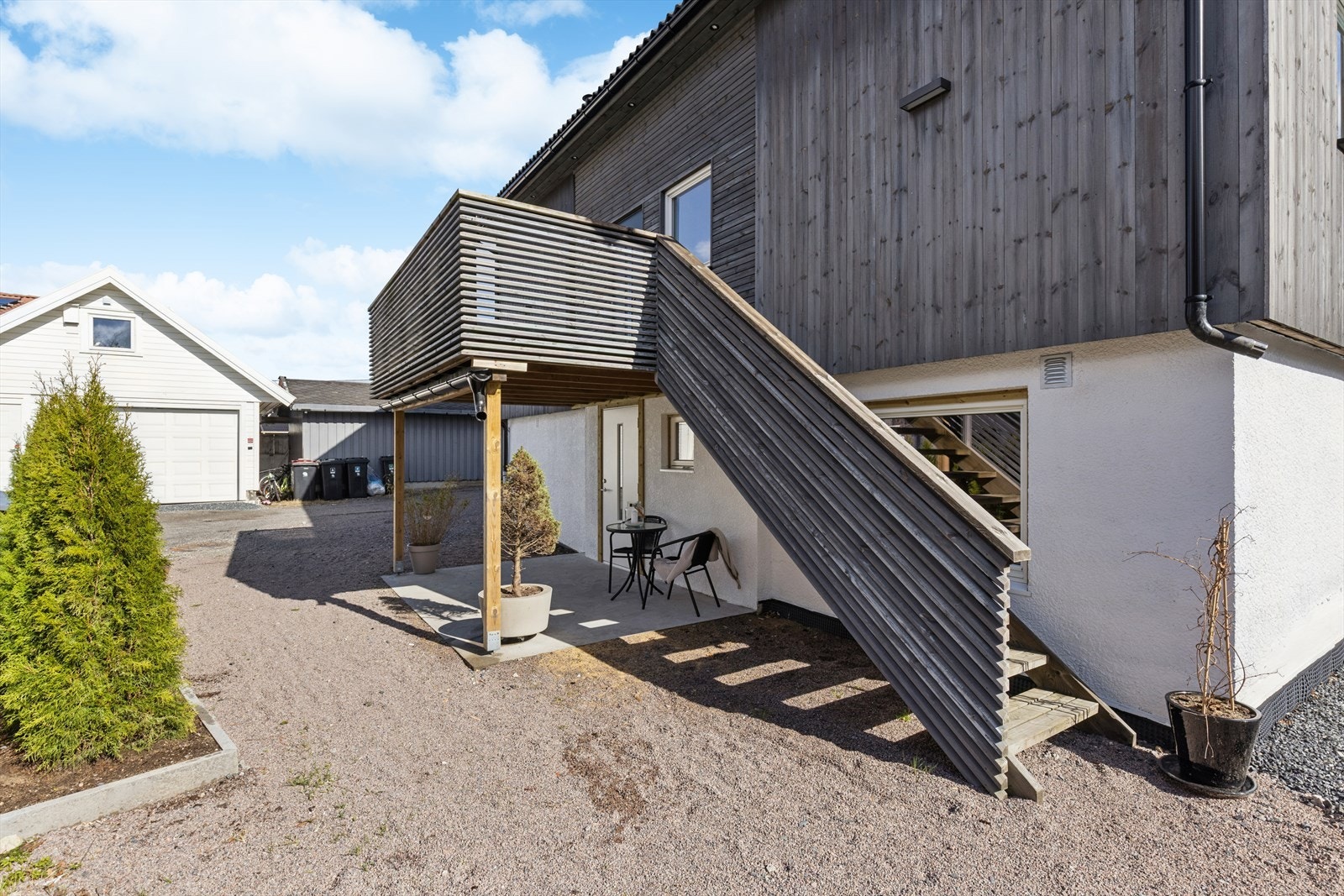 Utvendig trapp som fører til leilighet i 2. etasje Galleribilde