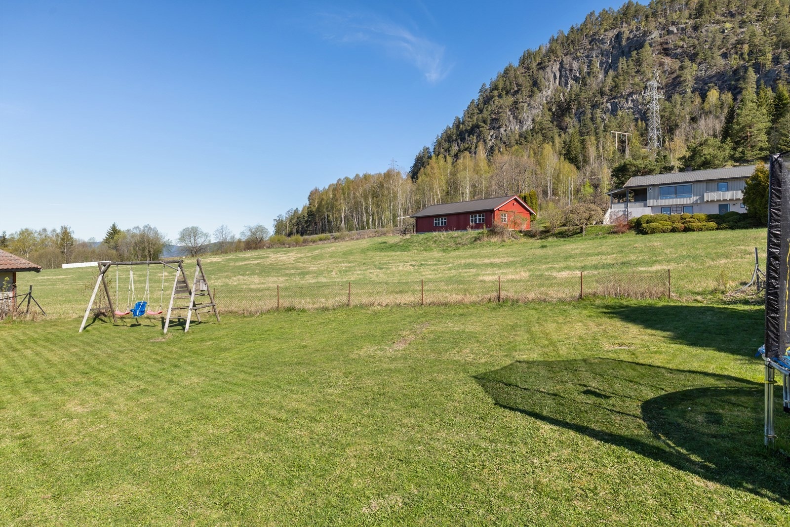 Stor og flat gressplen som er ideell for lek og moro. Galleribilde