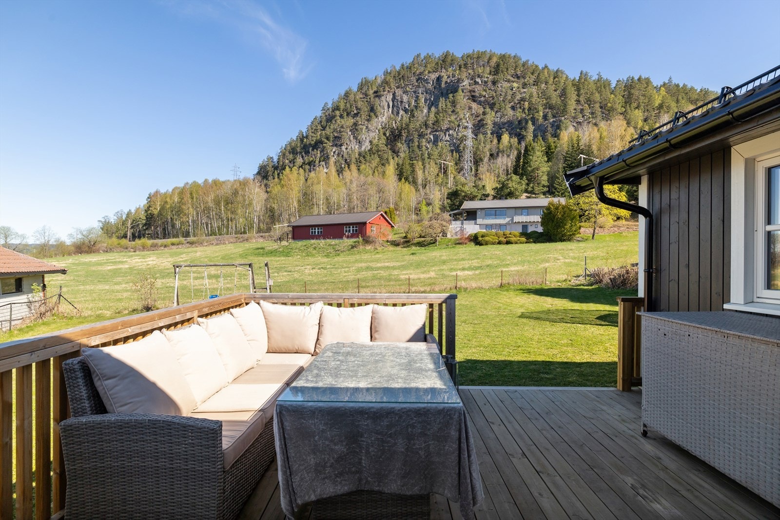 Terrassen er romslig og har god plass til flere sittegrupper. Inviter venner og familie på grillfest. Galleribilde