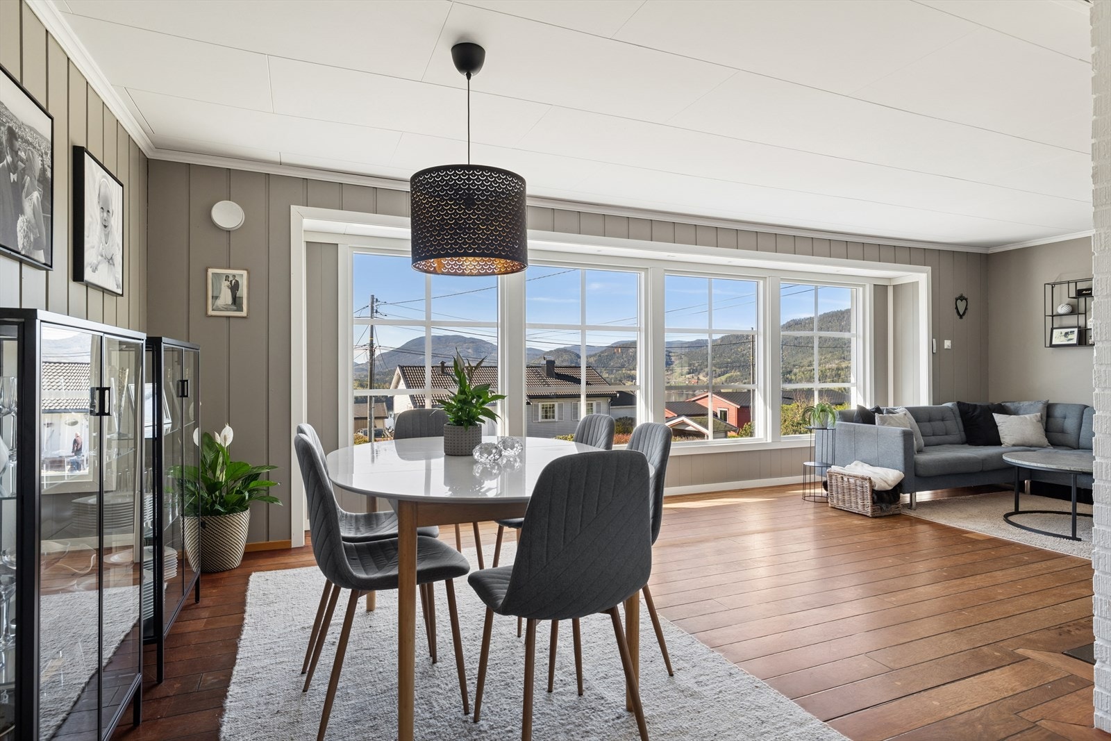Stuen har plass til både spisestueløsning og sofagruppe. Legg merke til de store vindusflatene. Galleribilde