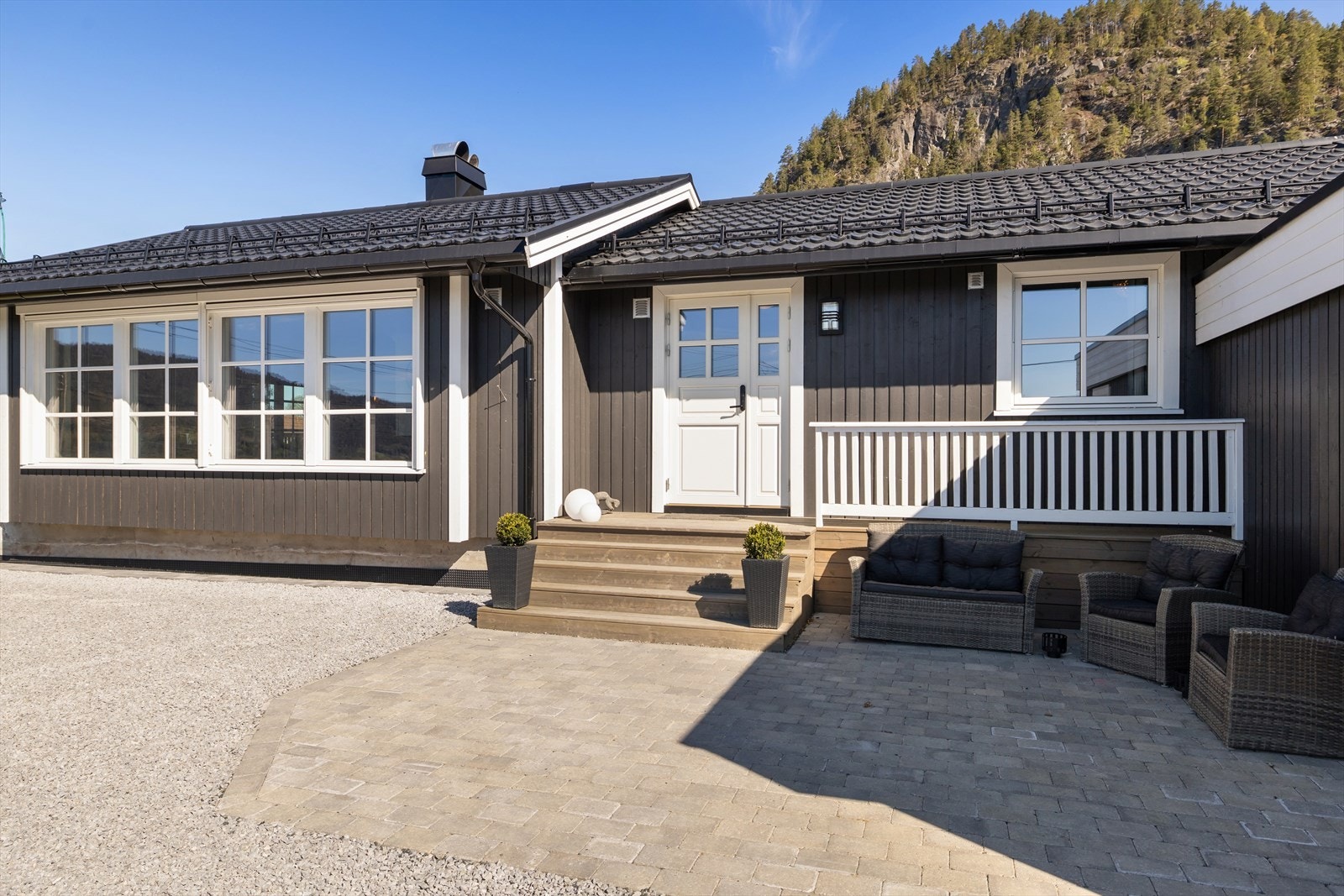 Inngangspartiet er innbydende med belegningsstein og plass til sittegruppe. Galleribilde