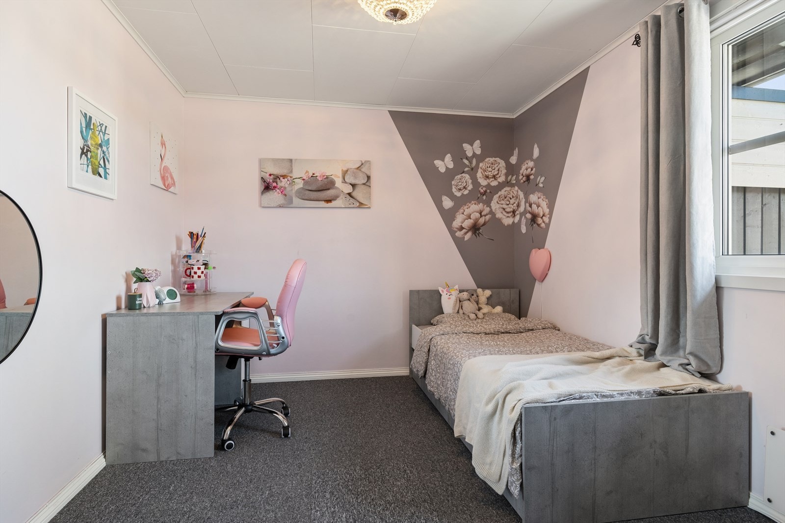 Rommet har plass til både seng og skrivepult. Galleribilde