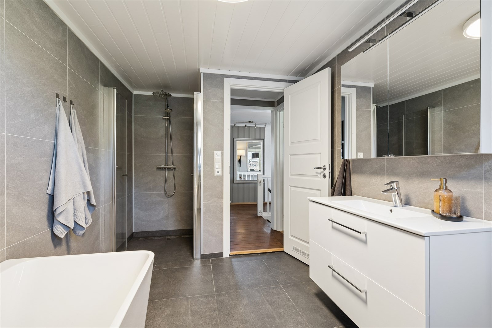 Det romslige badet er utstyrt med både dusjnisje og badekar. Galleribilde
