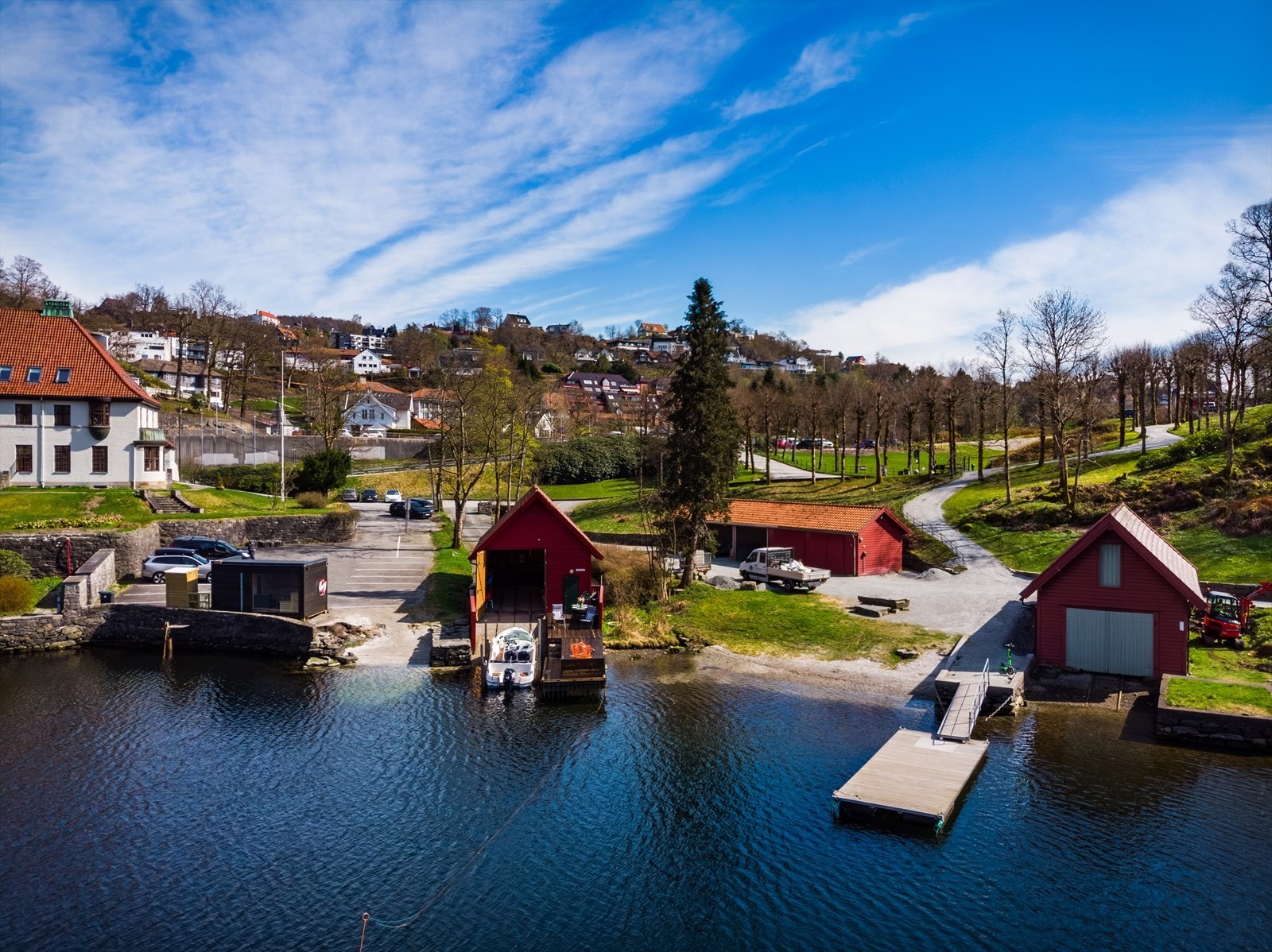 6 Flott plassering innerst i Nordåsvannet med brygge og lune omgivelser. Galleribilde