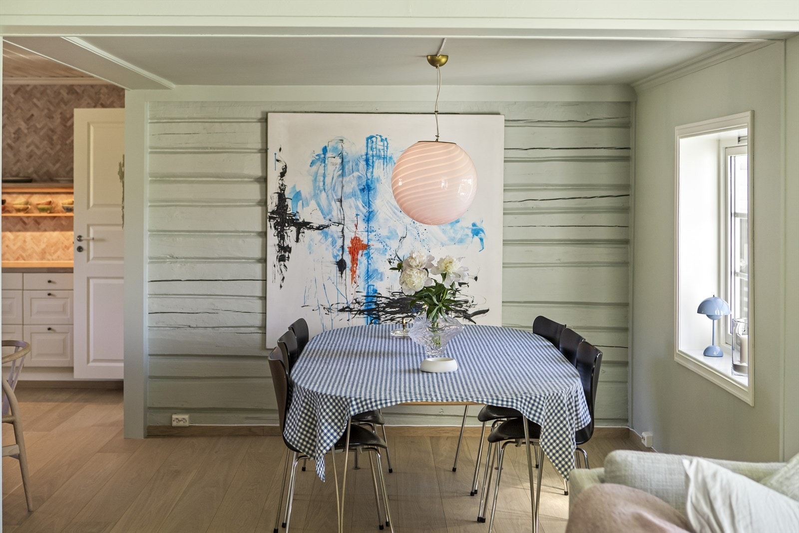 Utenfor kjøkkenet passer det utmerket å innrede med langbord for store middager. Galleribilde