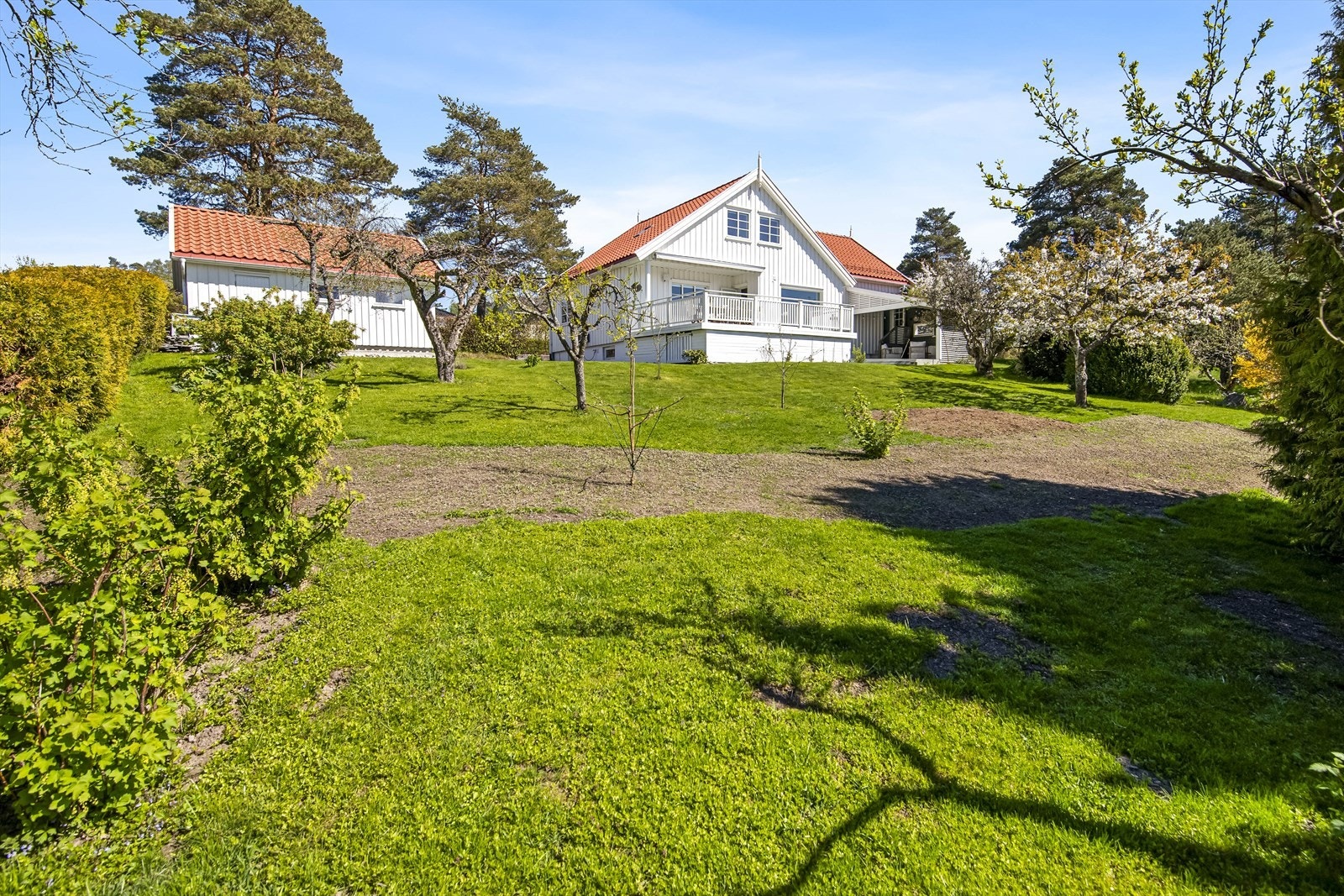 Idyllen er komplett, og hagen har god plass til trampoline, ballspill og andre aktiviteter. Galleribilde
