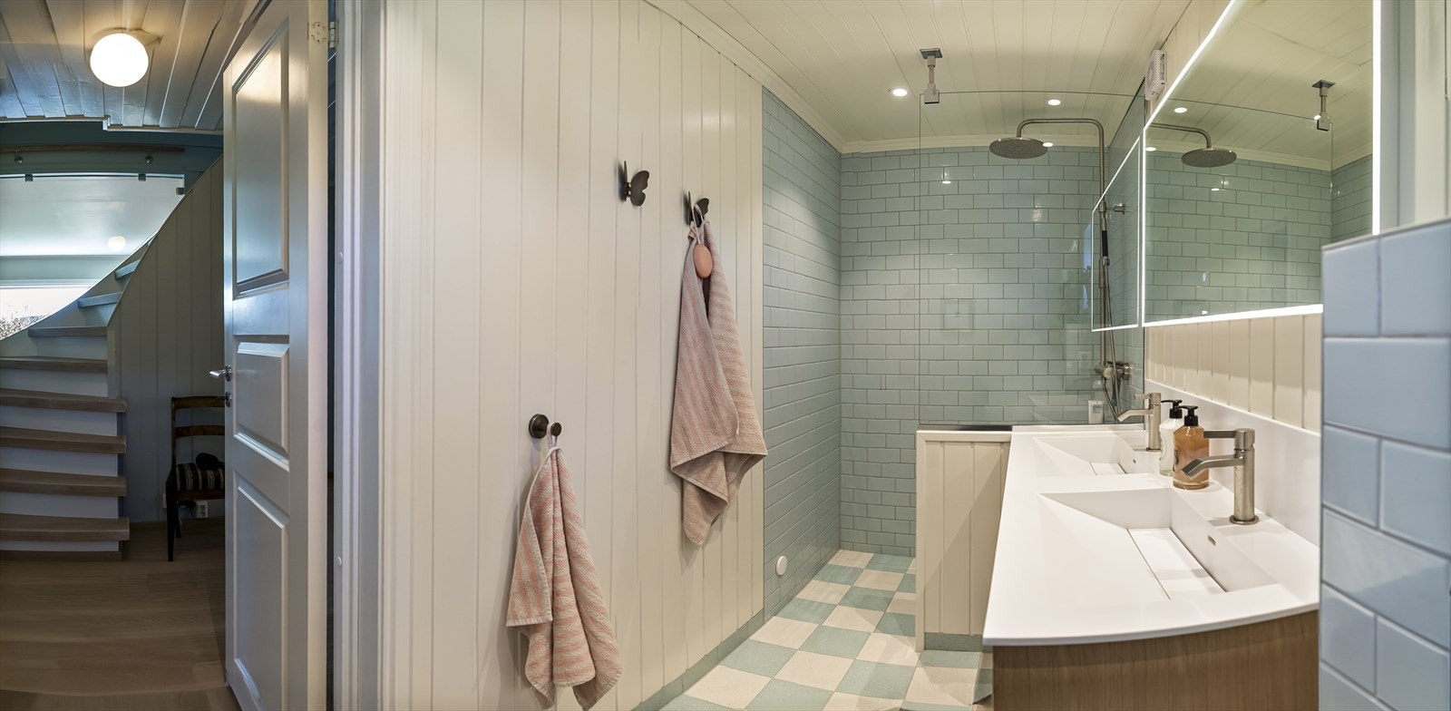 Badet i 1. etasje er delikat innredet med hvite og pastellblå gulvfliser i sjakkmønster. Galleribilde