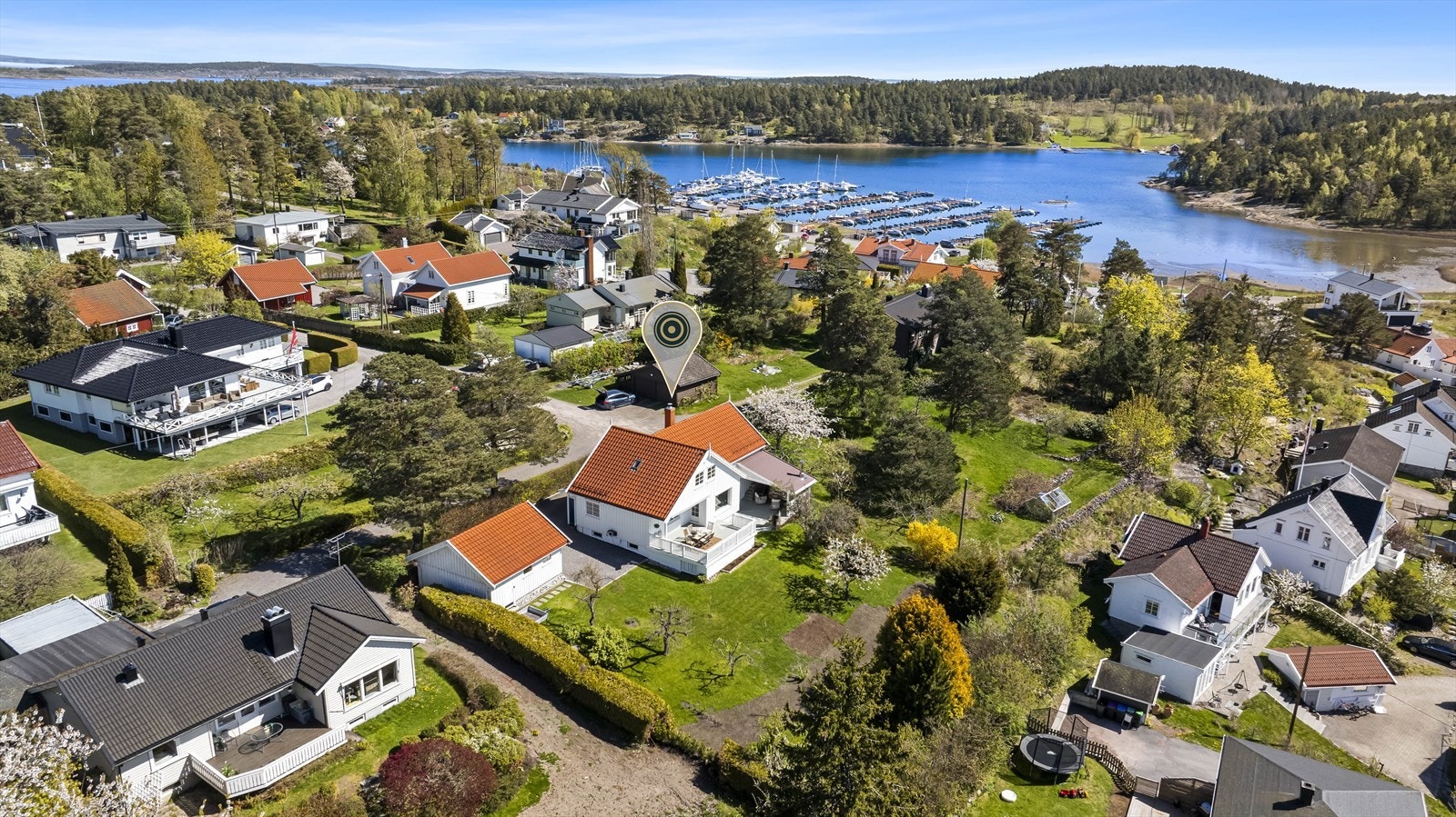 Eiendommen ligger i et attraktivt og barnevennlig boligområde med en svært god beliggenhet nær sjøen. Galleribilde