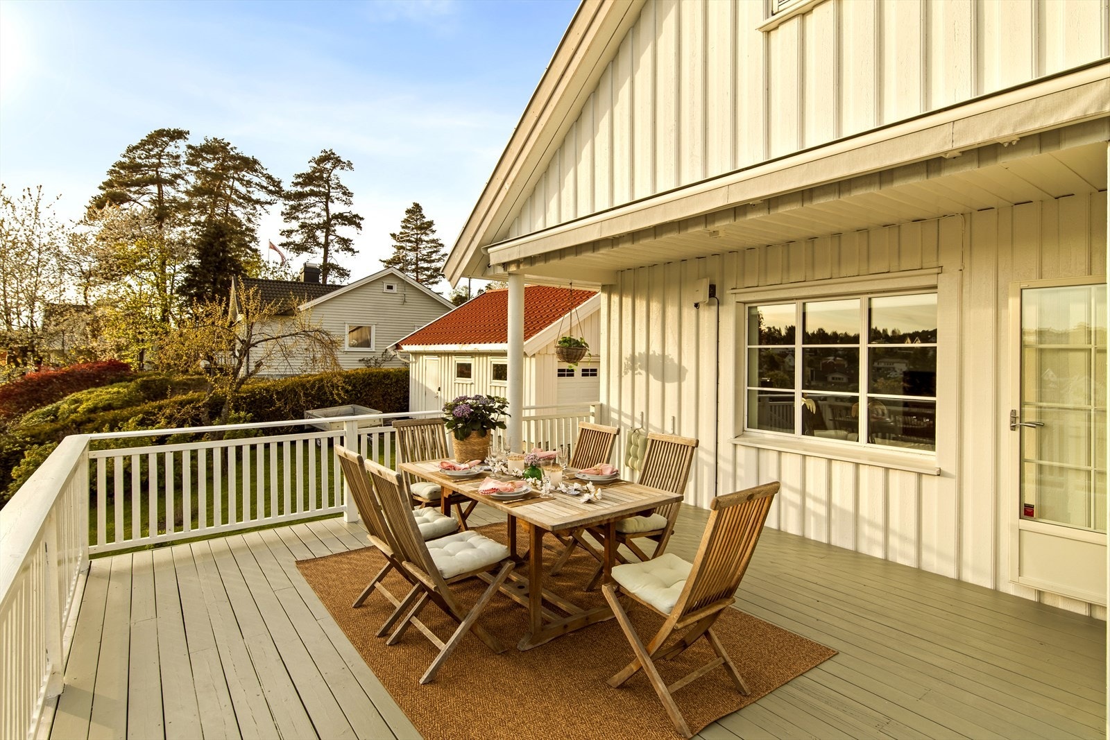 Stuen forlenges av en herlig og dels overbygd terrasse over to nivåer. Galleribilde