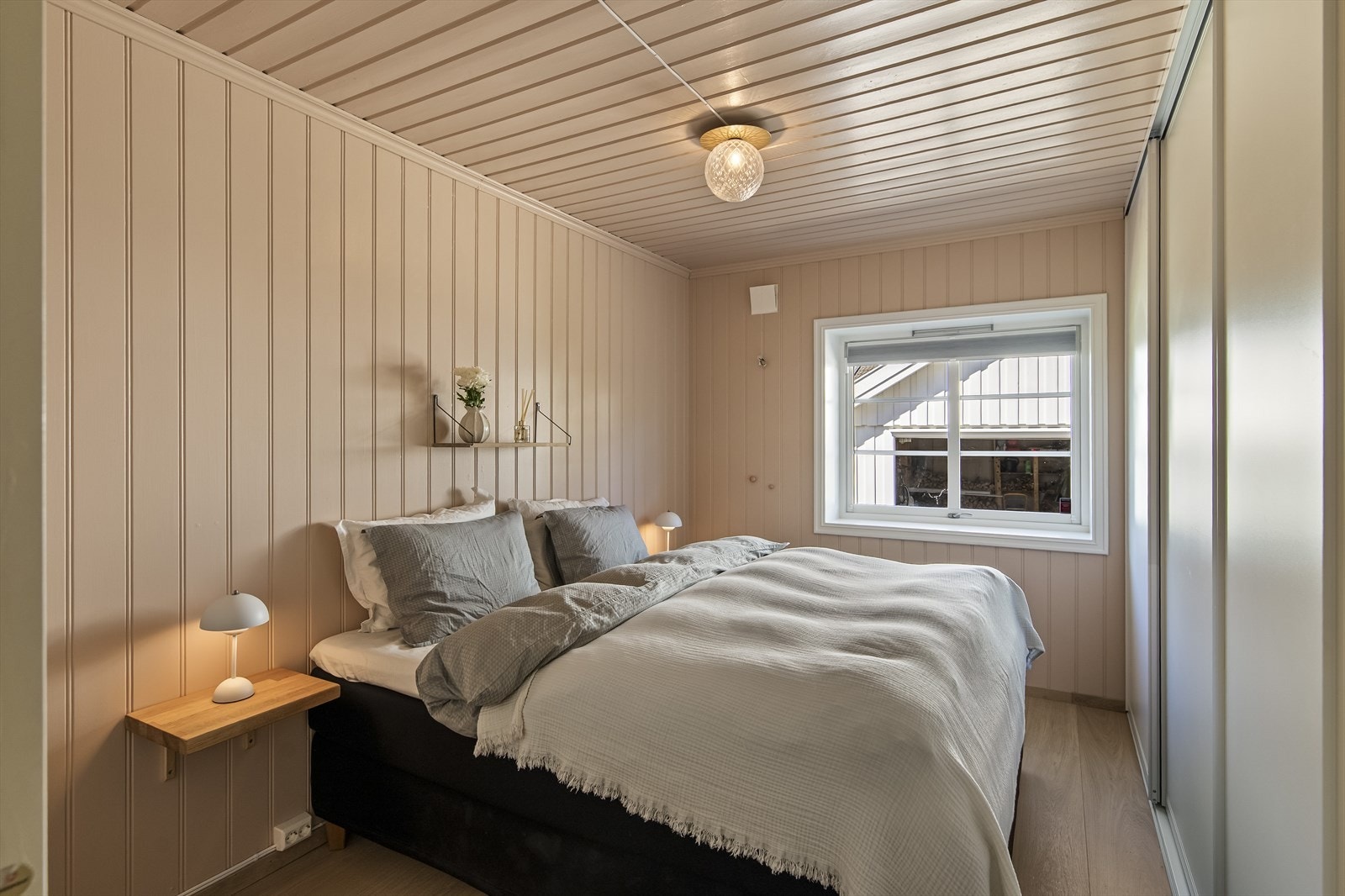 Boligen har fire pene soverom, fordelt med ett i 1. etasje og tre sammen i 2. etasje. Galleribilde