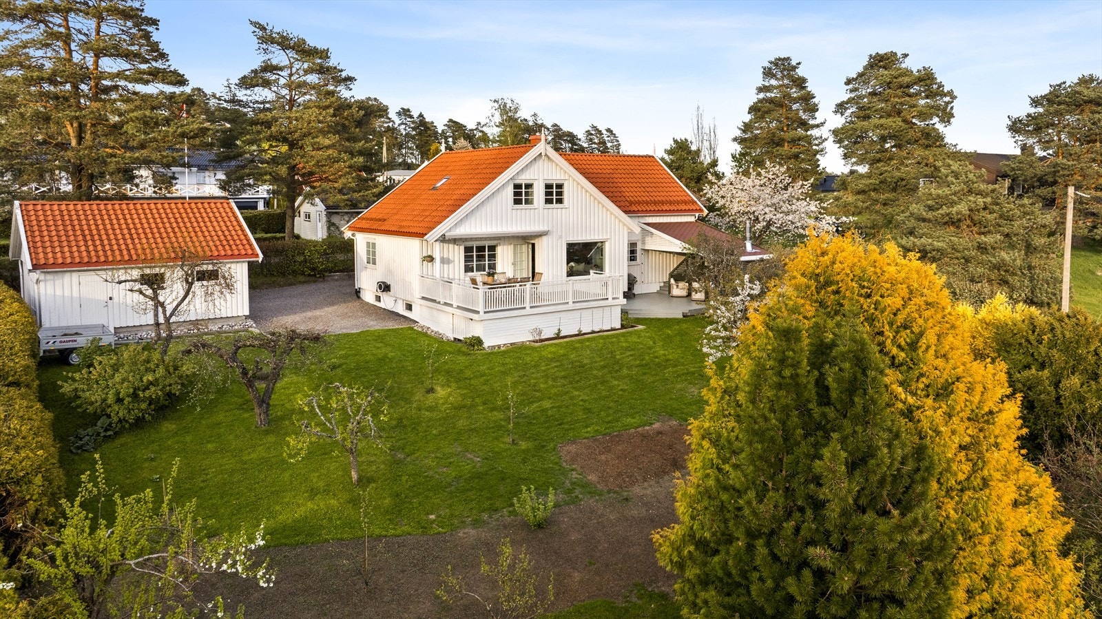 Terrassen og hagen er sørøst-vendt, noe som er optimalt for gode solforhold. Galleribilde