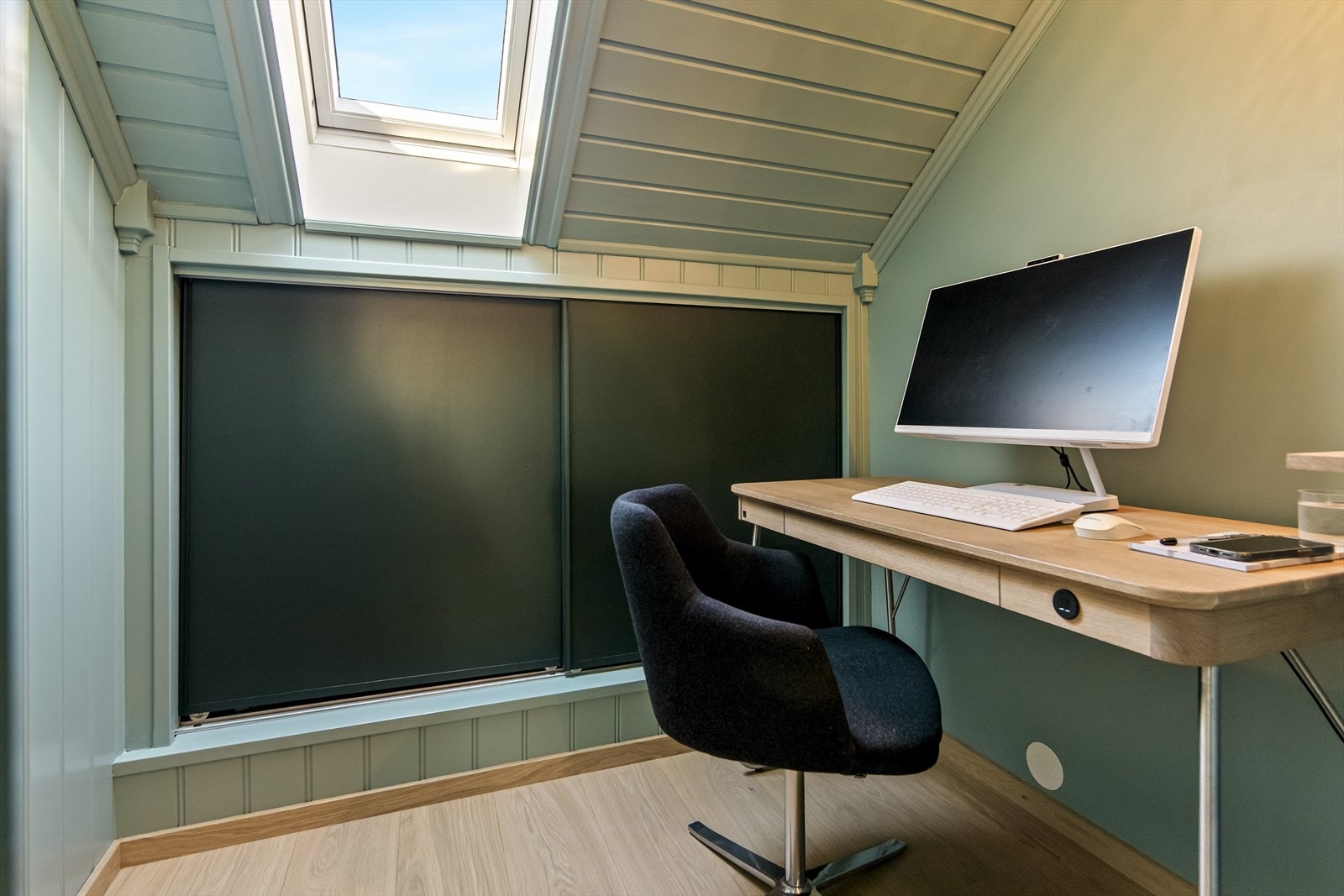 Kontoret er innredet med en plassbygd skyvedørsgarderobe. Galleribilde