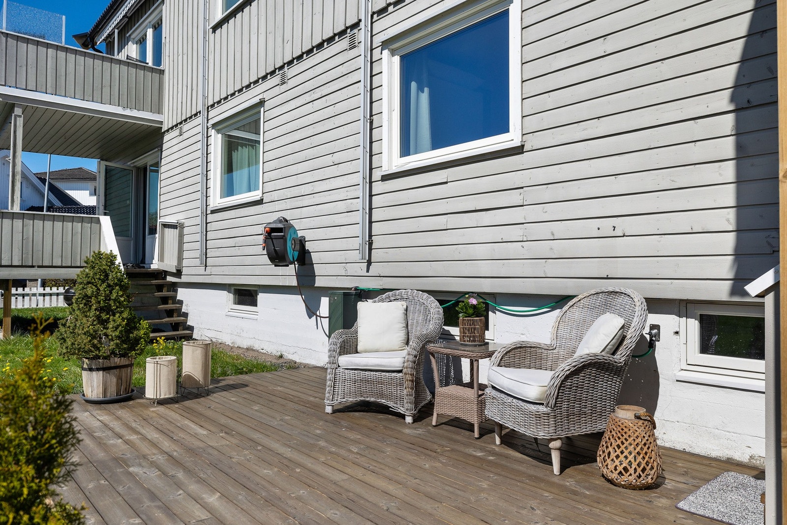 Det er også en terrasse på bakkeplan hvor man har enkel tilgang til hagen. Galleribilde