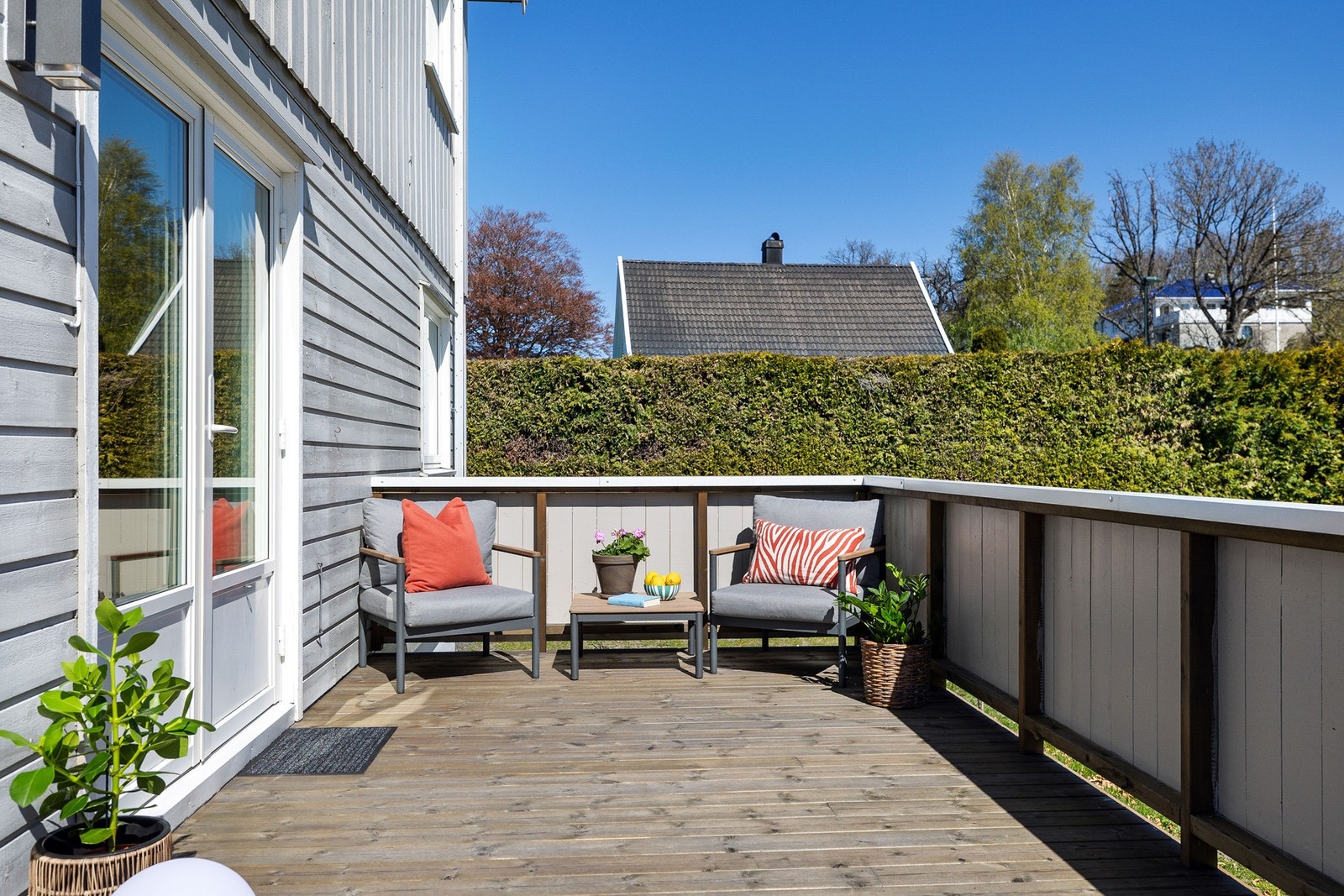Romslig terrasse med god plass til flere sittegrupper. Galleribilde